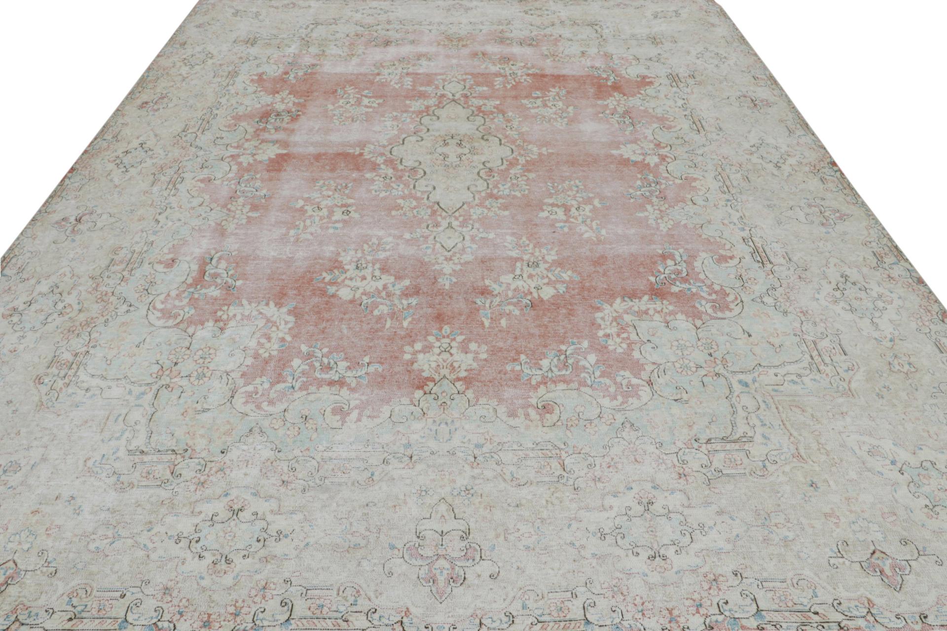 Persischer Kerman-Teppich im Vintage-Stil mit rot-blauen Übergangsmuster von Rug & Kilim (Handgeknüpft) im Angebot