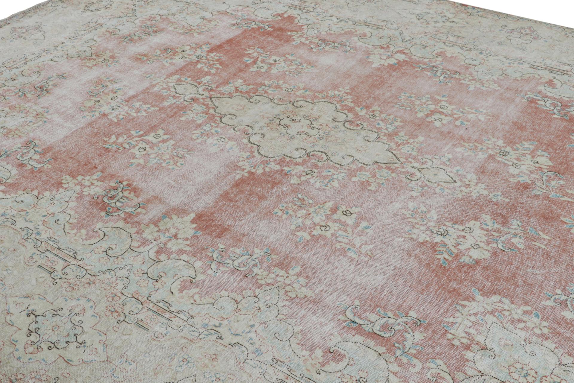 Persischer Kerman-Teppich im Vintage-Stil mit rot-blauen Übergangsmuster von Rug & Kilim im Zustand „Gut“ im Angebot in Long Island City, NY