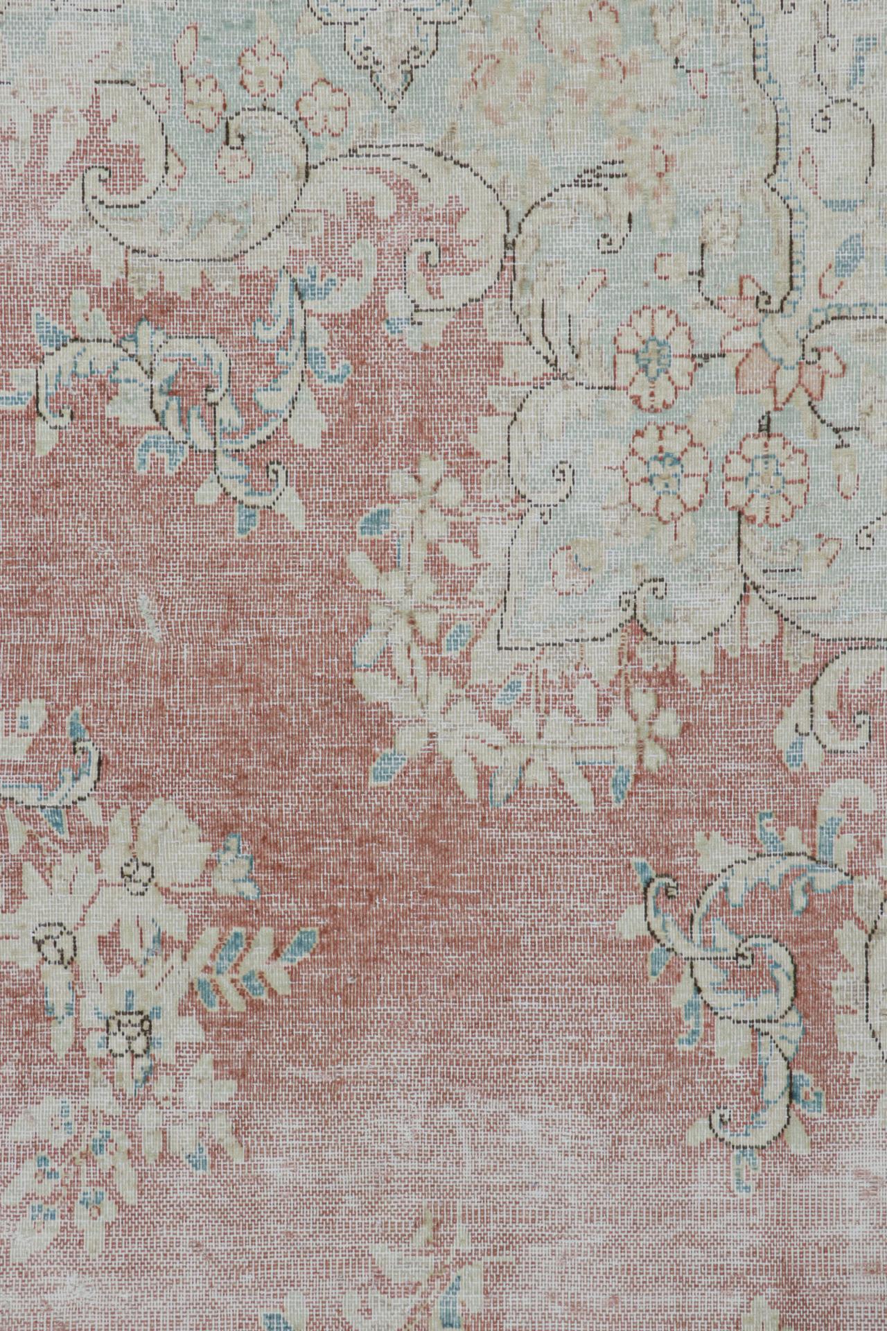 Persischer Kerman-Teppich im Vintage-Stil mit rot-blauen Übergangsmuster von Rug & Kilim (Baumwolle) im Angebot