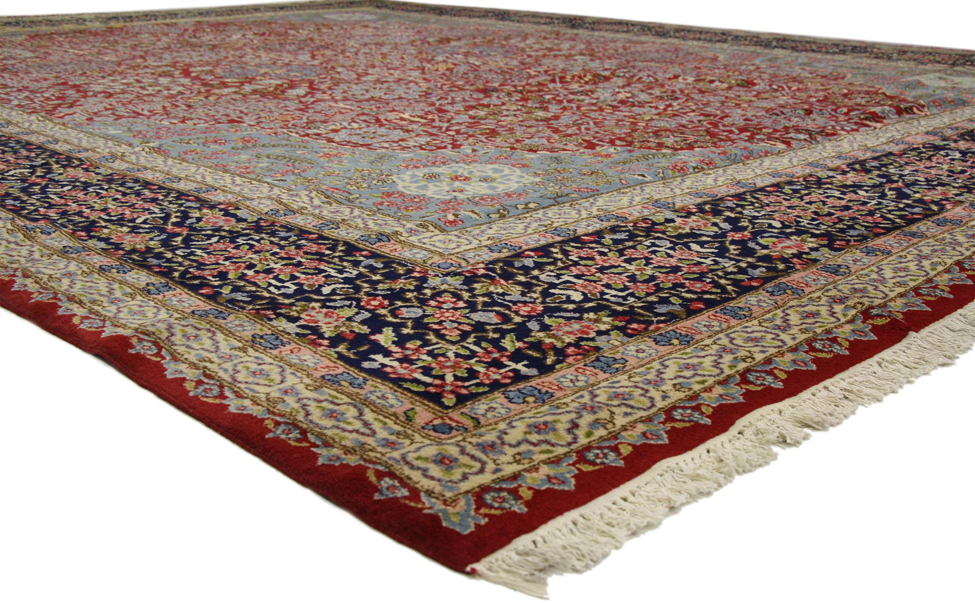 76443 tapis Persan Kerman vintage avec style Manor anglais traditionnel. Avec son motif floral intemporel et son attrait saisissant, ce tapis Persan Kerman vintage en laine nouée à la main charme avec aisance et incarne à merveille le style Manor