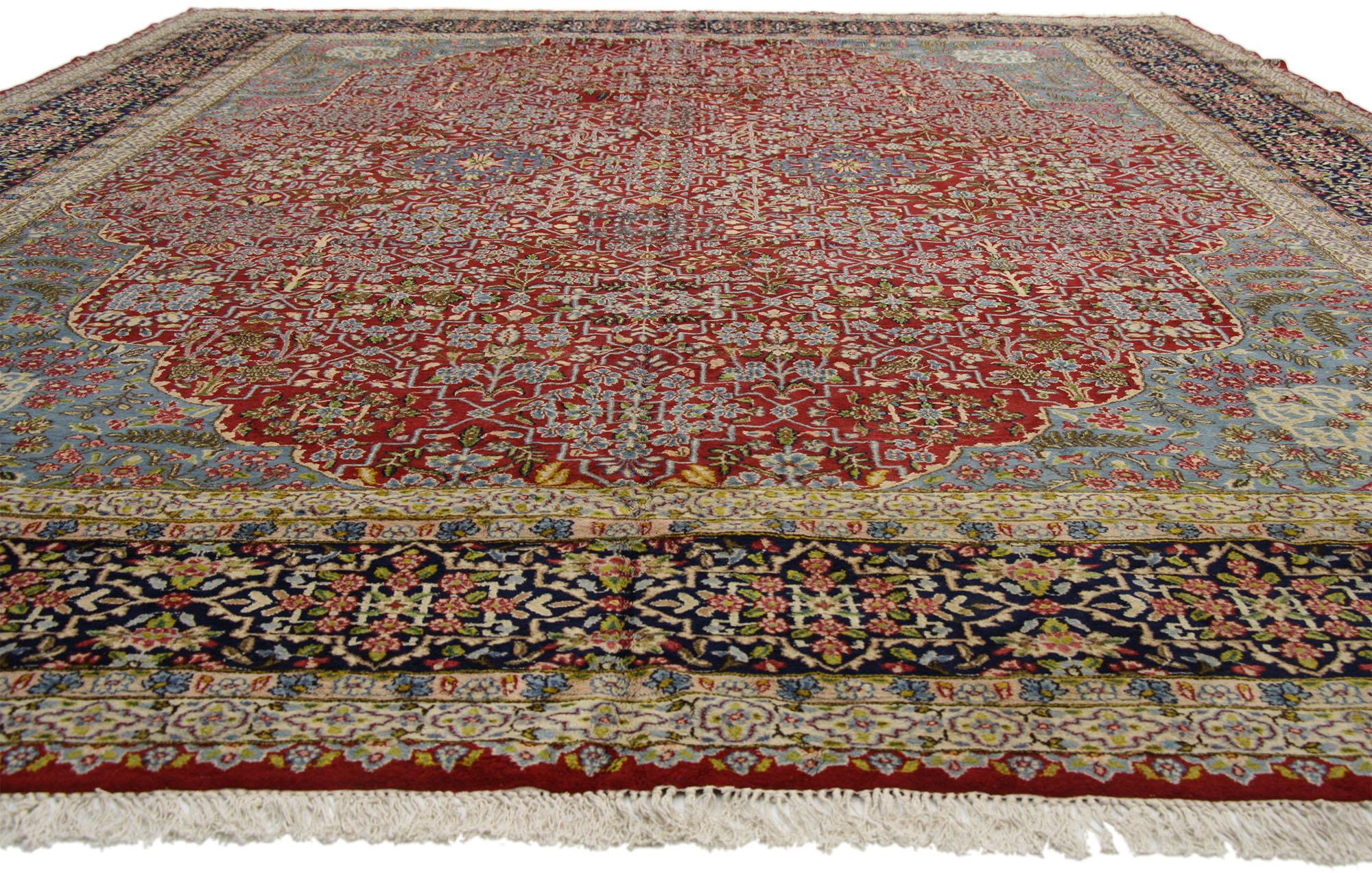 Kirman Vieux tapis persan Kerman avec style manoir anglais traditionnel en vente