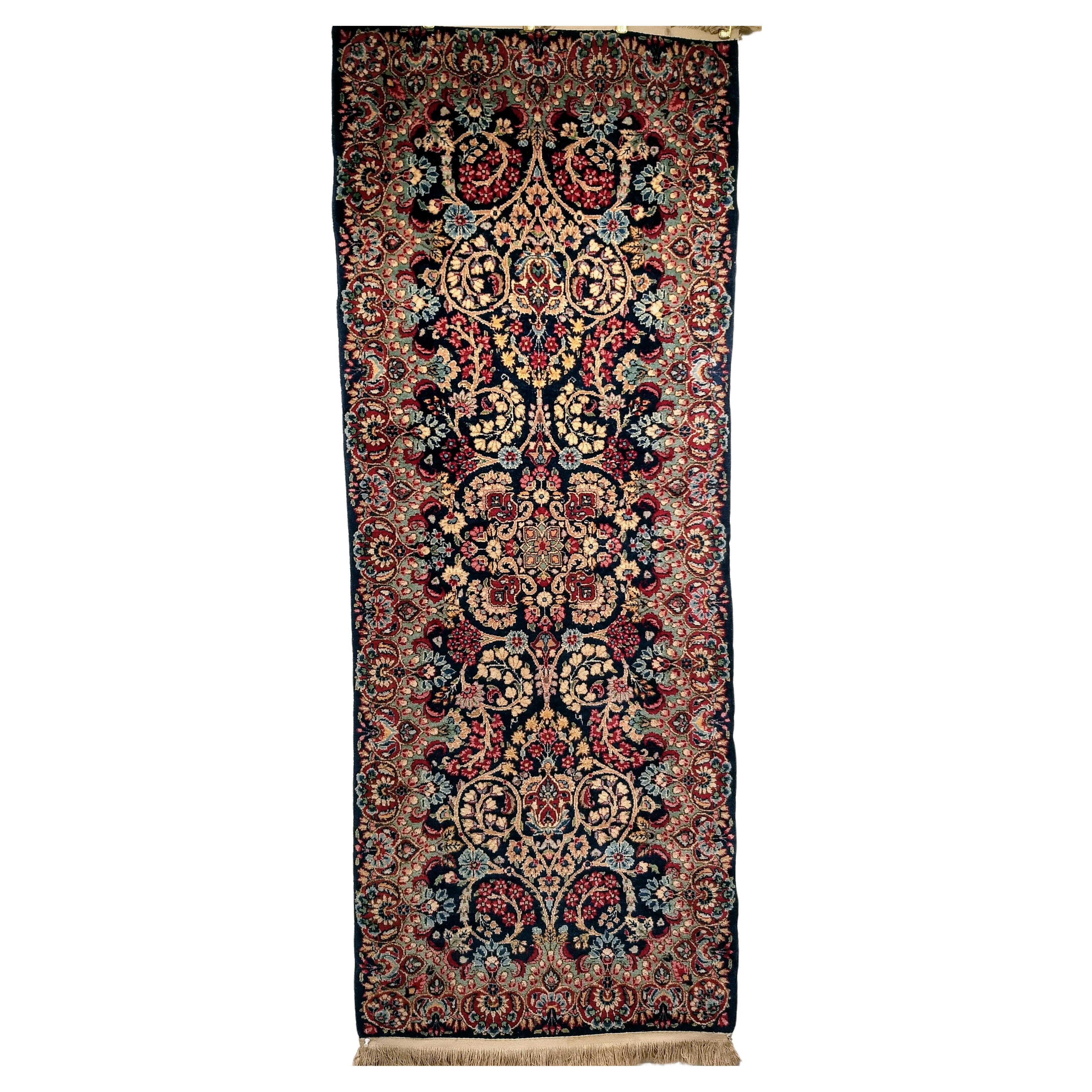 Persischer Kerman-Läufer im Vintage-Stil mit Blumenmuster in Blau, Grün, Rot im Angebot