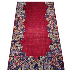 Persischer Kerman-Läufer im Vintage-Stil aus offenem Feld mit Blumenmuster in Rot, Blau, Grün