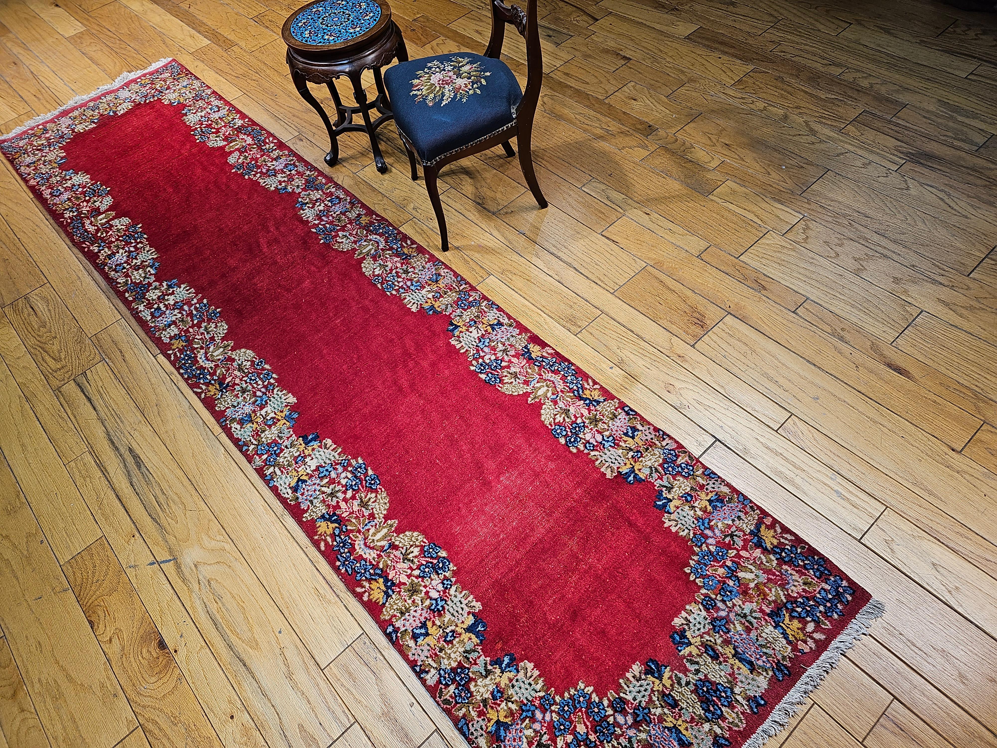 Runner persiano vintage di Kerman con motivo floreale in campo aperto in rosso, blu e verde in vendita 3