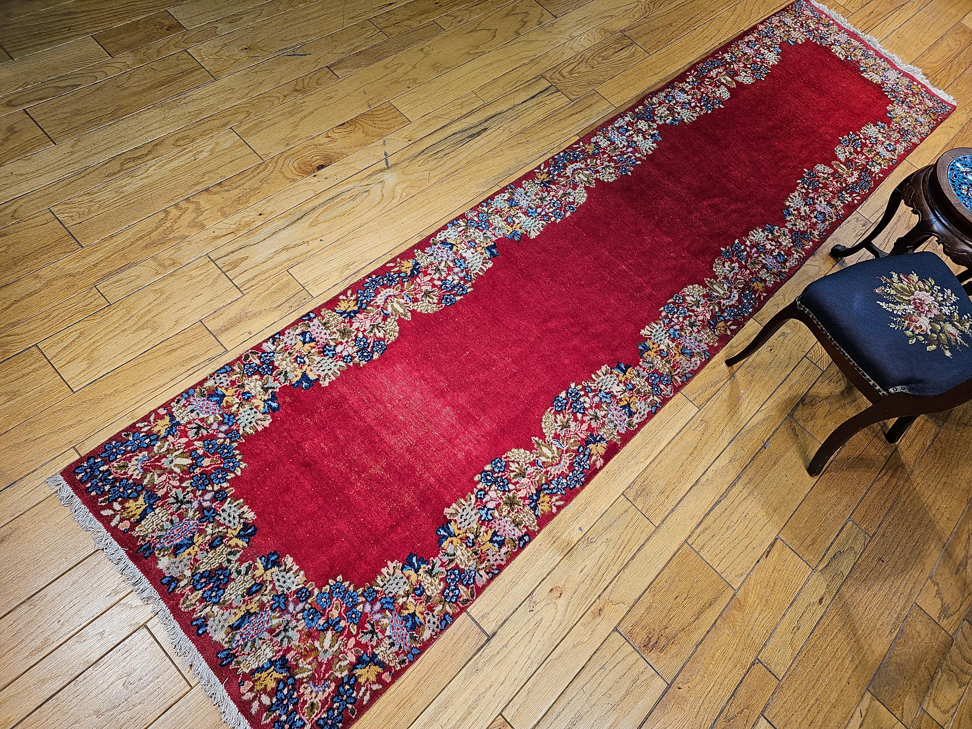 Runner persiano vintage di Kerman con motivo floreale in campo aperto in rosso, blu e verde in vendita 4