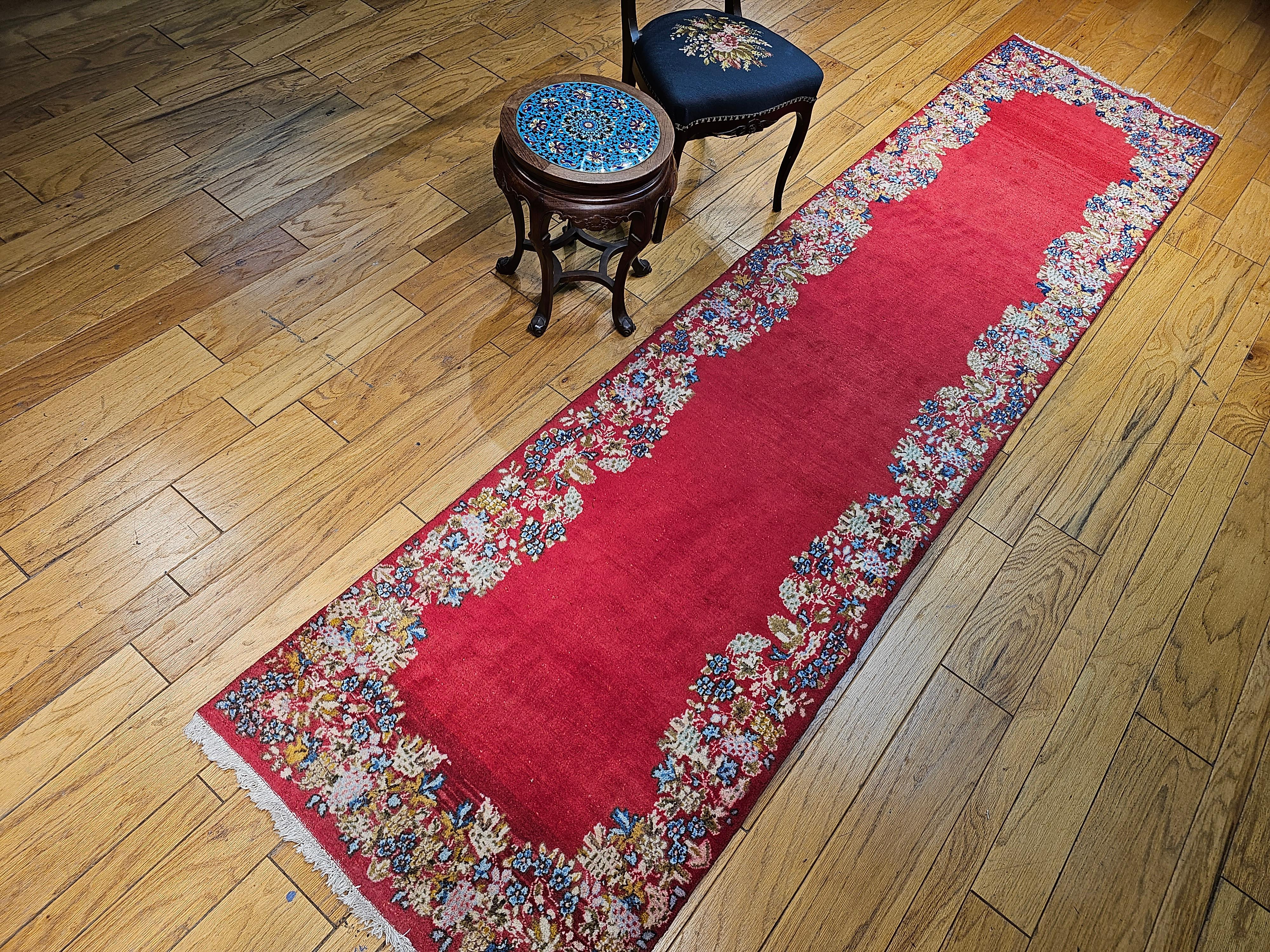 Runner persiano vintage di Kerman con motivo floreale in campo aperto in rosso, blu e verde in vendita 6