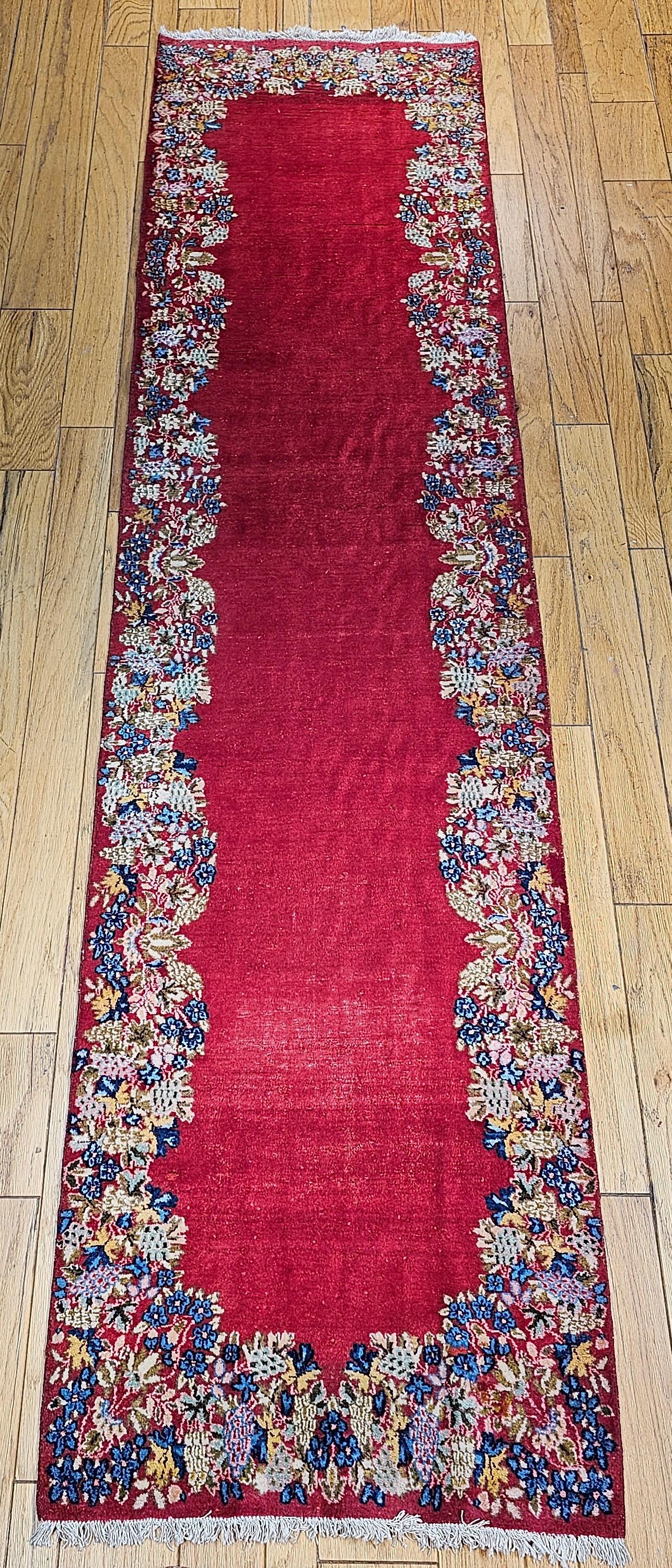 Runner persiano vintage di Kerman con motivo floreale in campo aperto in rosso, blu e verde in vendita 7