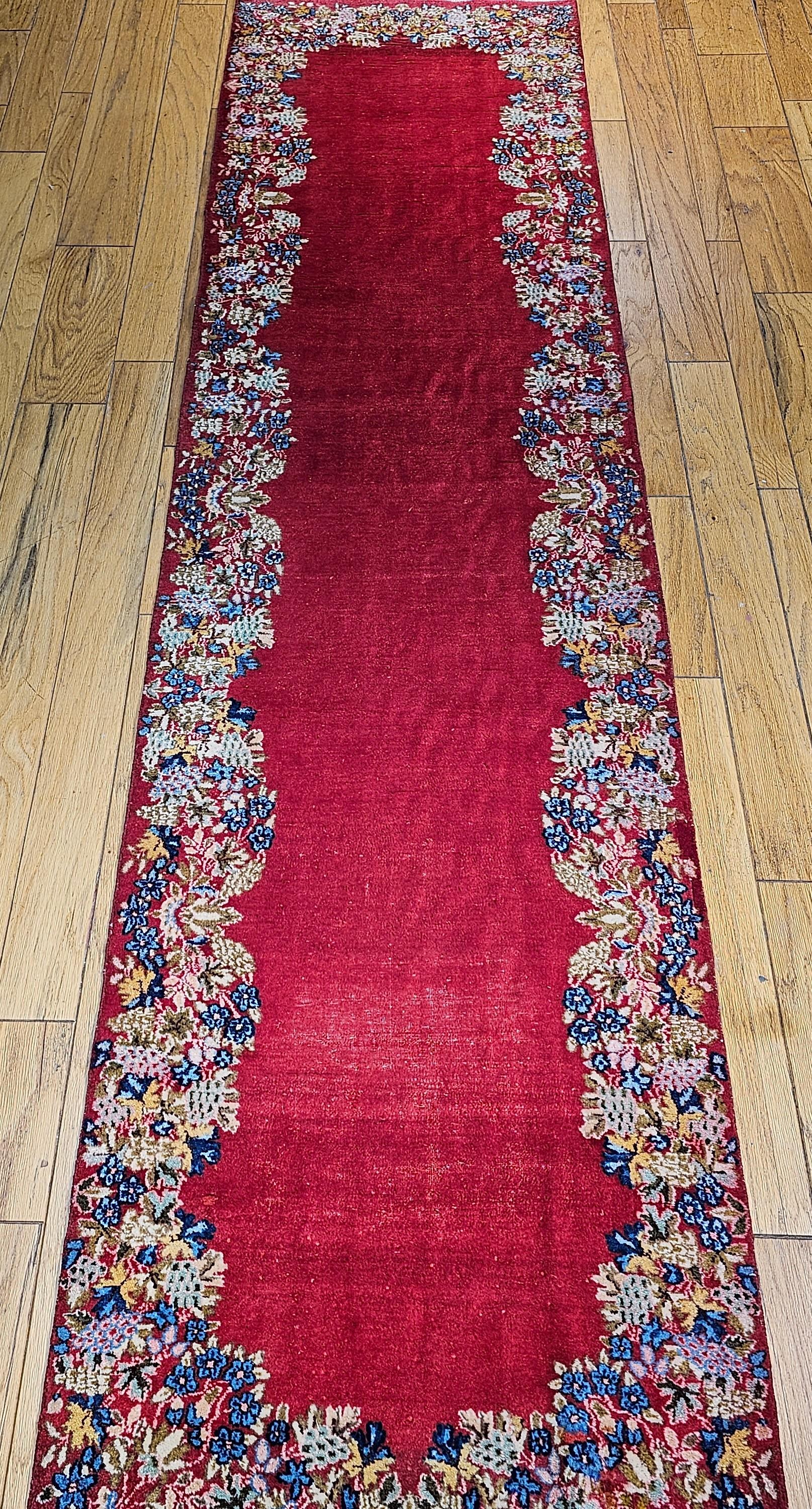 Questo squisito runner persiano vintage di Kerman mette in mostra l'eleganza e la maestria del ricco patrimonio di tessitura della Persia meridionale. Proveniente dalla storica città di Kerman - un importante centro culturale lungo l'antica Via