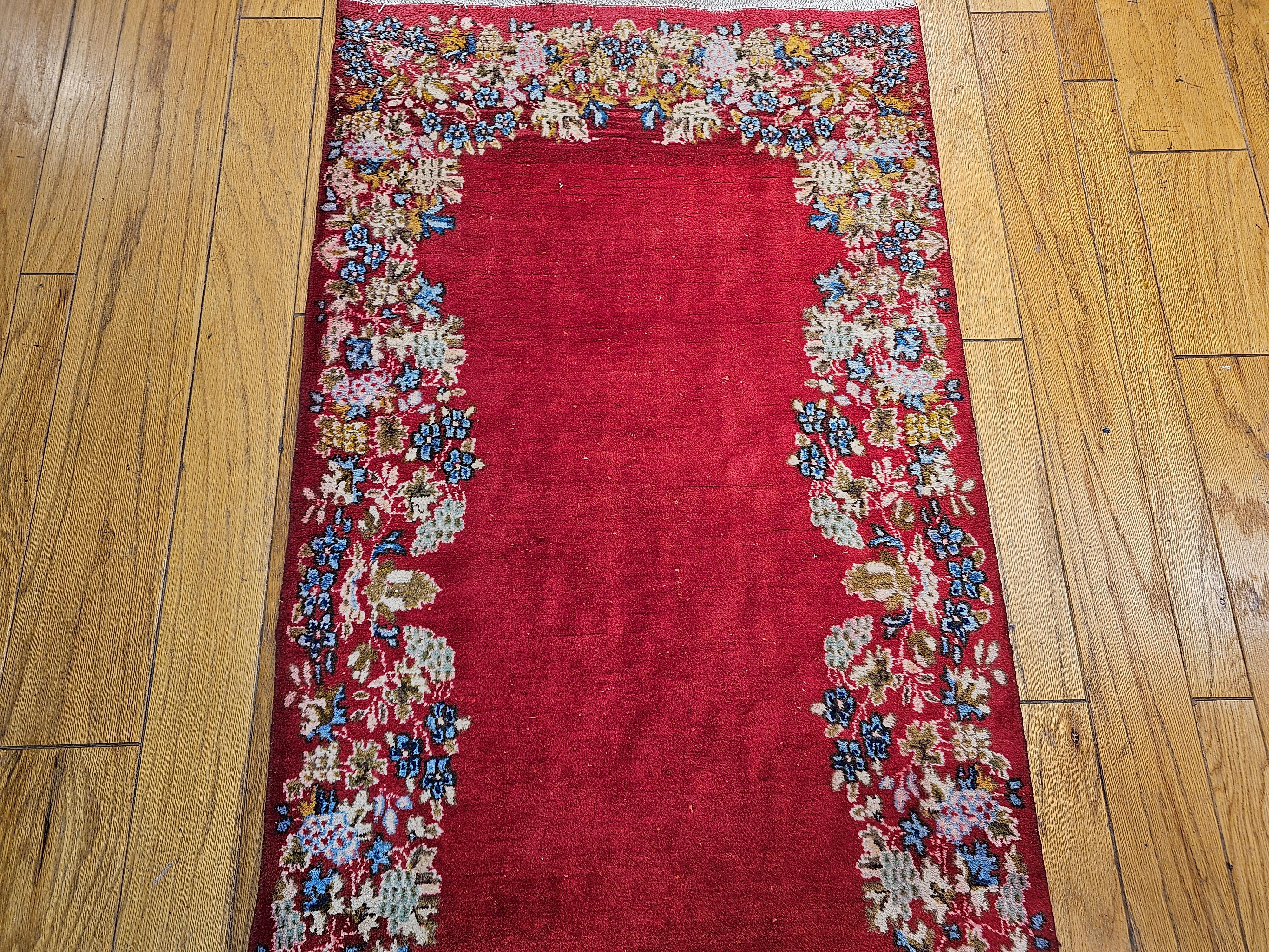 Persiano Runner persiano vintage di Kerman con motivo floreale in campo aperto in rosso, blu e verde in vendita