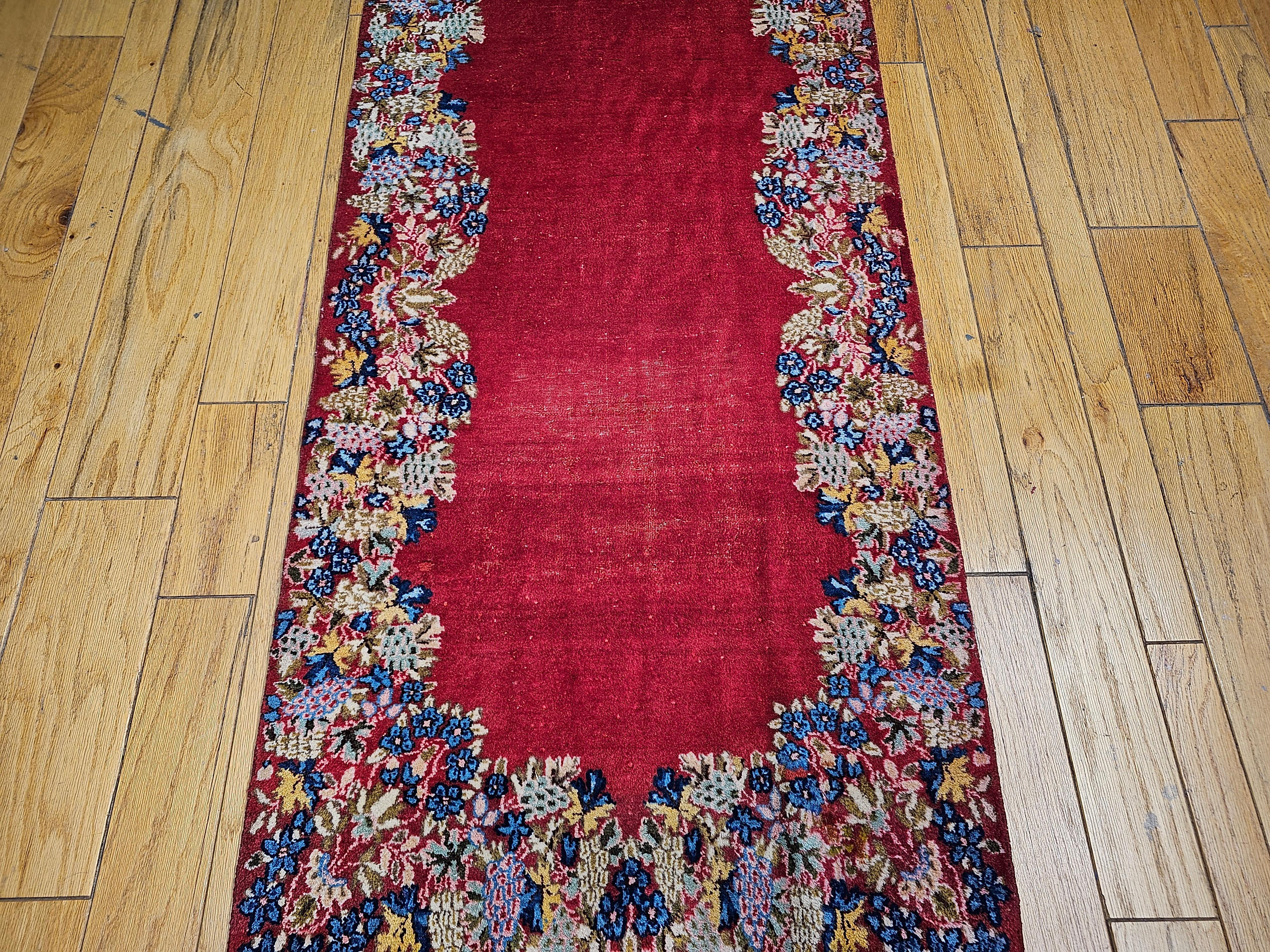 Runner persiano vintage di Kerman con motivo floreale in campo aperto in rosso, blu e verde In condizioni buone in vendita a Barrington, IL