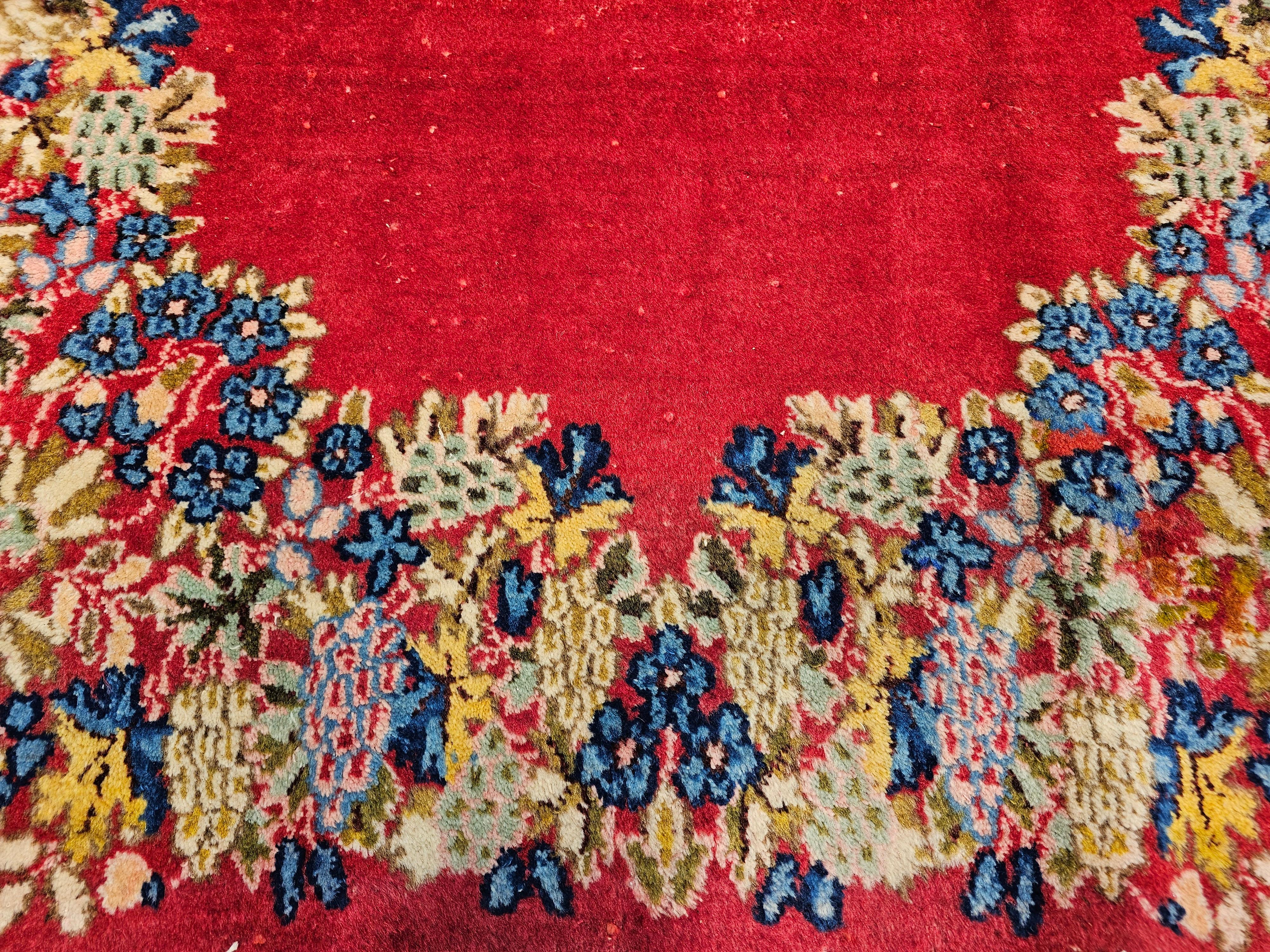 Runner persiano vintage di Kerman con motivo floreale in campo aperto in rosso, blu e verde in vendita 1