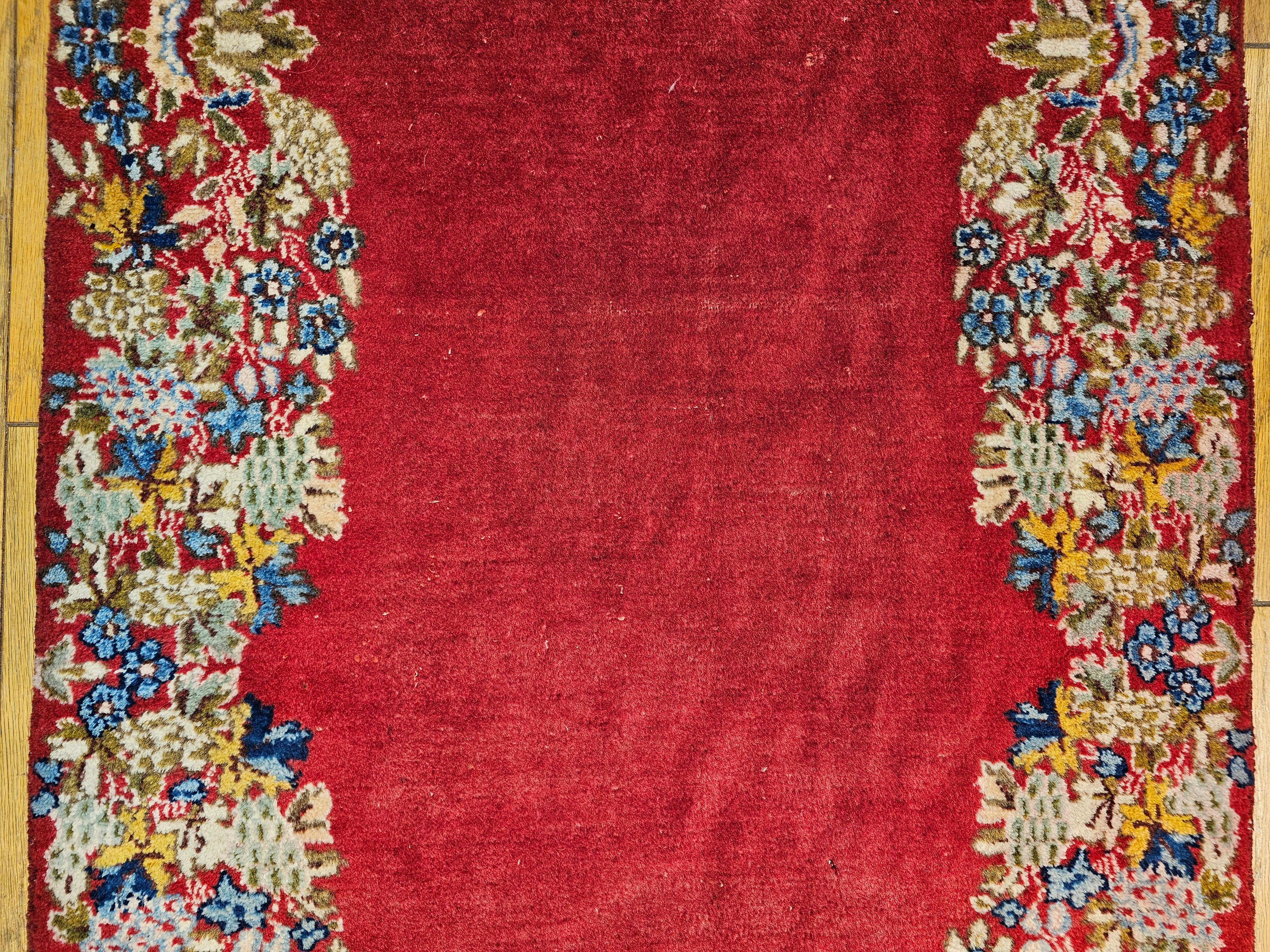 Runner persiano vintage di Kerman con motivo floreale in campo aperto in rosso, blu e verde in vendita 2
