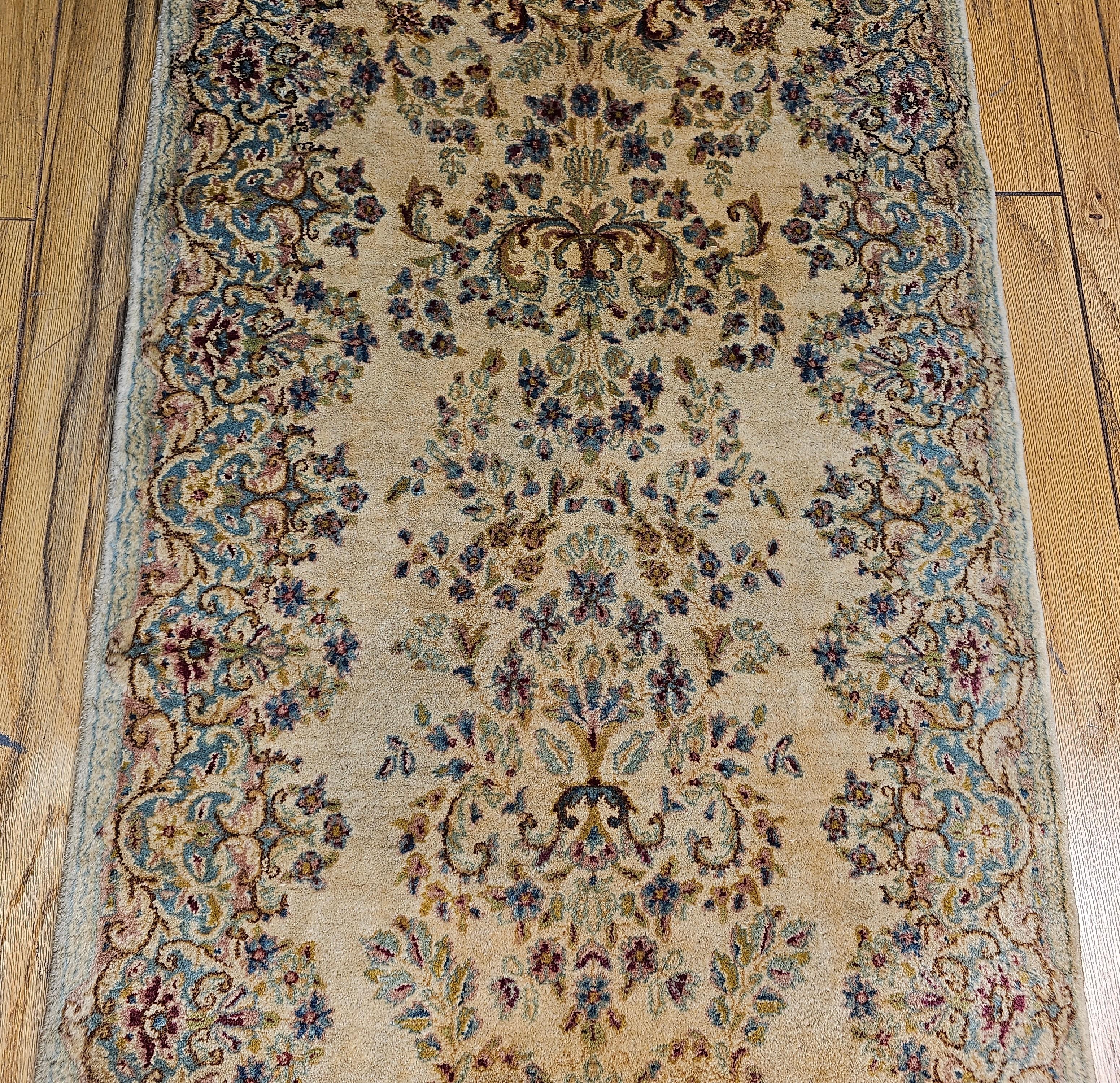 Persischer Kerman-Läufer, Vintage im Zustand „Gut“ im Angebot in Barrington, IL