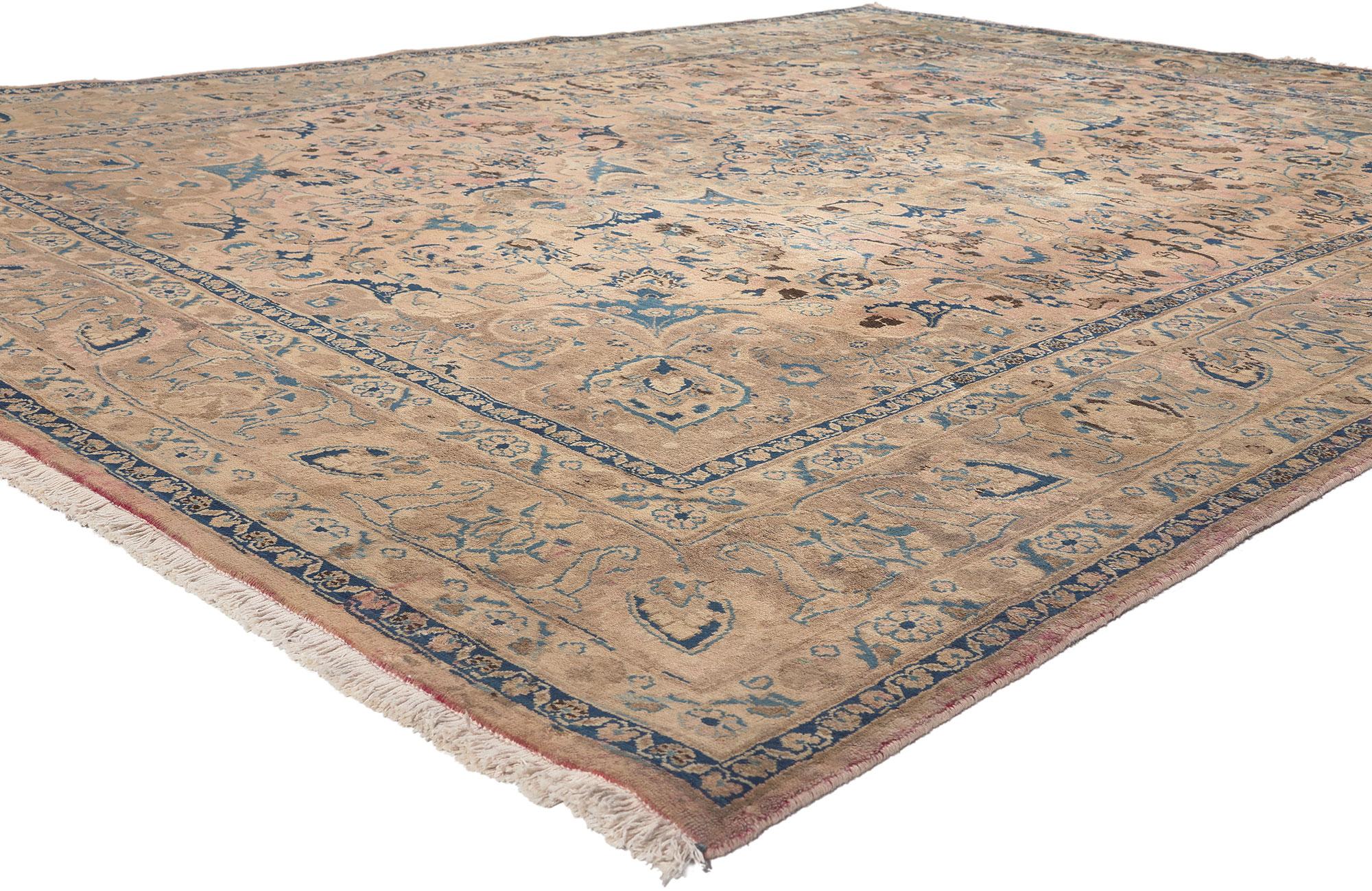 76462, Vintage Persian Khorassan Rug with Georgian Farmhouse Style 08'01 x 10'07. Le style romantique des cottages géorgiens s'allie à des vibrations douces et sur mesure dans ce tapis persan vintage Khorassan en laine noué à la main. Au centre de