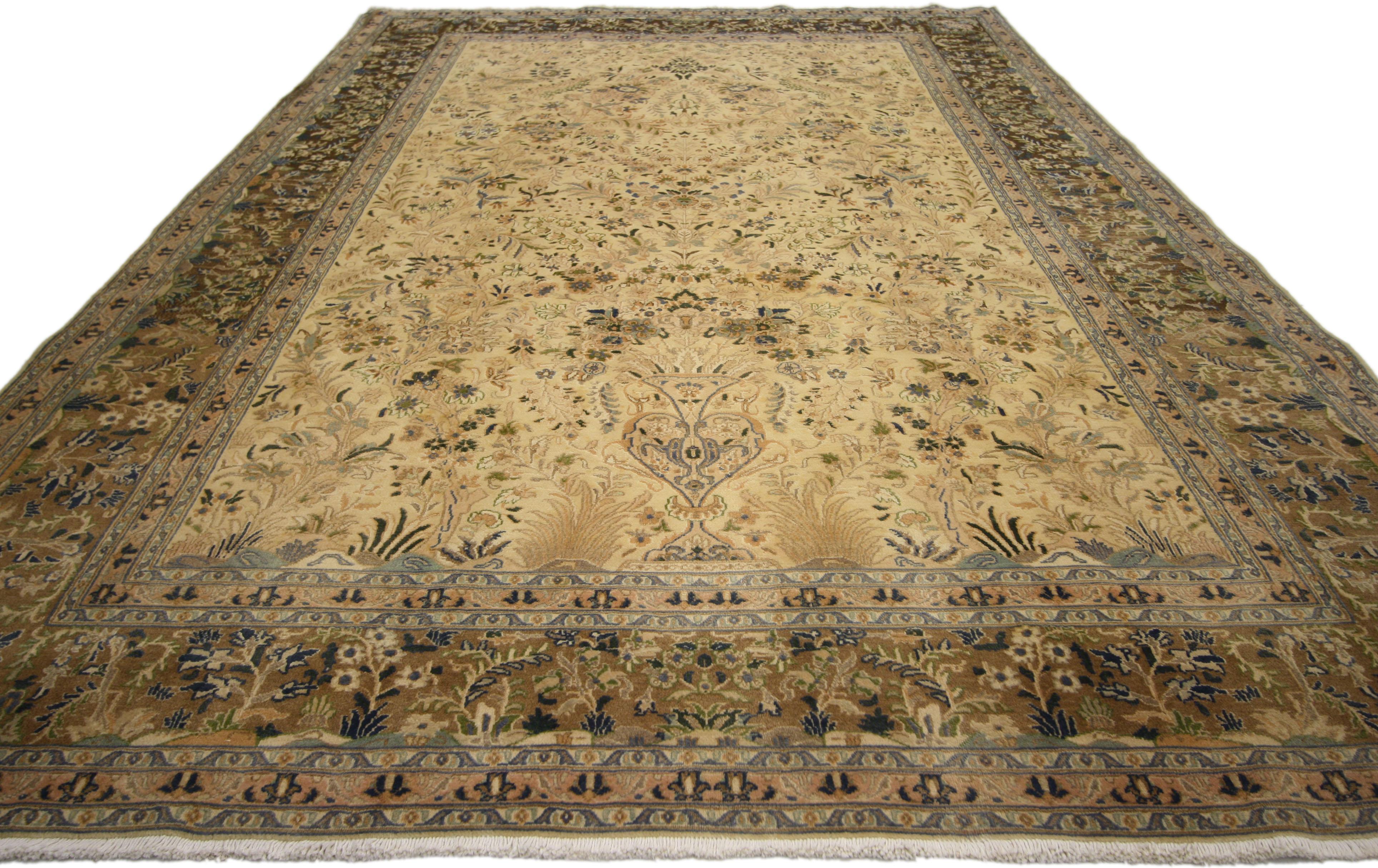 76564, alter persischer Khorassan-Teppich im traditionellen Stil. Dieser handgeknüpfte persische Khorassan-Teppich aus Wolle strahlt Anmut und persische Kultur aus und zeigt ein dicht verziertes Feld mit eleganten floralen Sprenkeln. Eine einzelne
