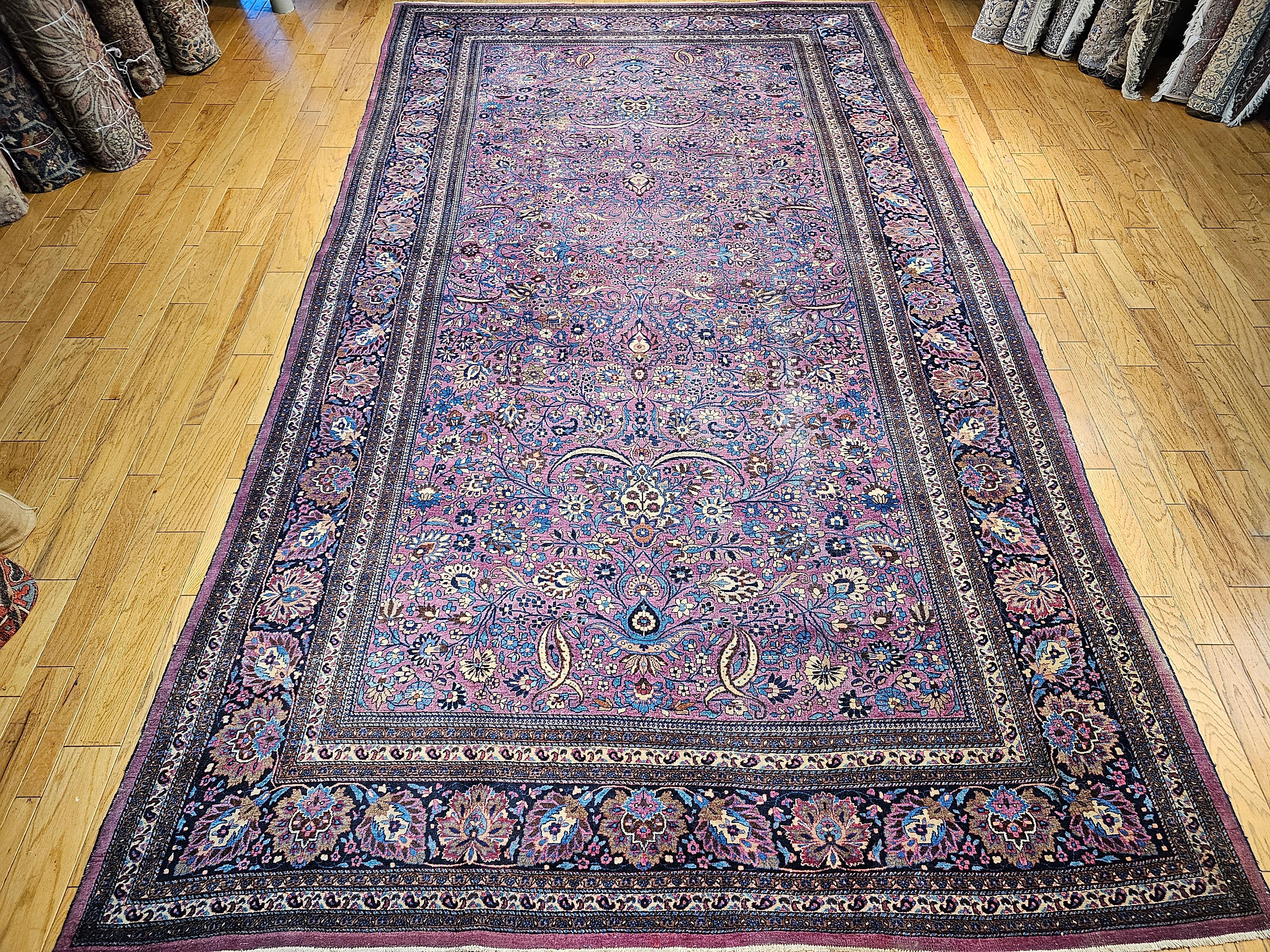 Ce magnifique tapis ancien persan Khorassan de couleur pourpre profond à motif allover est un chef-d'œuvre d'une splendeur à couper le souffle. Ce ton de violet profond ou d'aubergine est très rare et extrêmement attrayant et désirable.   Le riche