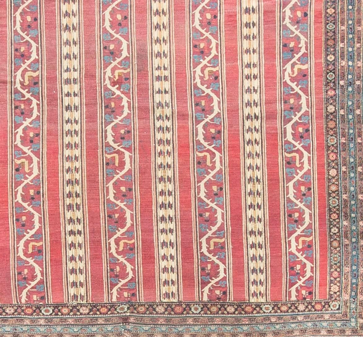 Khorassan liegt im Nordosten Persiens. Ab dem späten 19. Jahrhundert entwickelte sich Chorassan zu einem Zentrum für die Herstellung hochwertiger, raumhoher Teppiche. Mashad, eine Stadt im Bezirk Khorassan, ist ebenfalls sehr bekannt, und die beiden