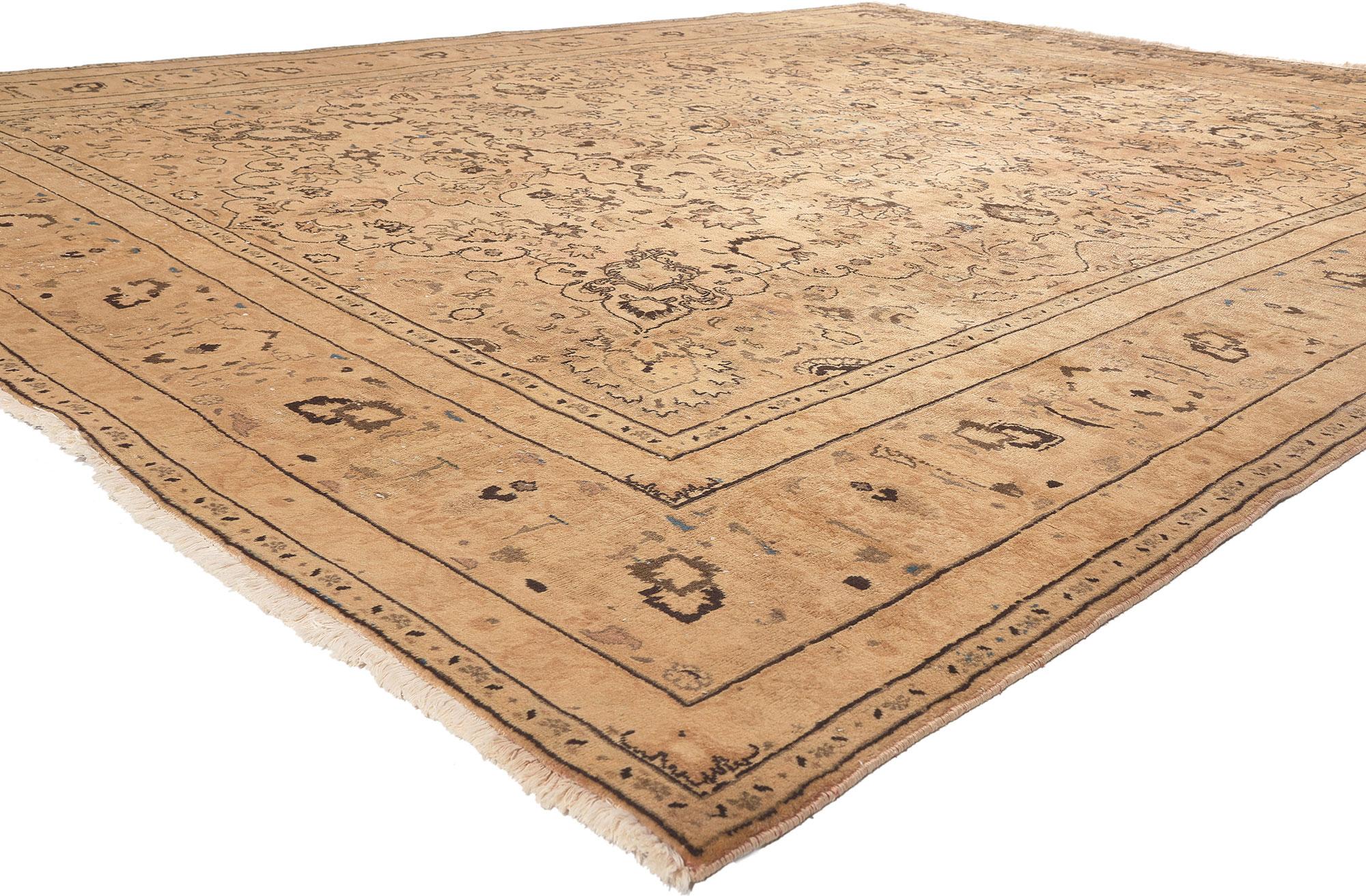 76445 Tapis Vintage By Khorassan 09'07 X 12'03. L'élégance décontractée rencontre la sensibilité traditionnelle dans ce tapis persan Khorassan vintage noué à la main. Le motif floral décoratif et les teintes neutres et terreuses tissées dans cette