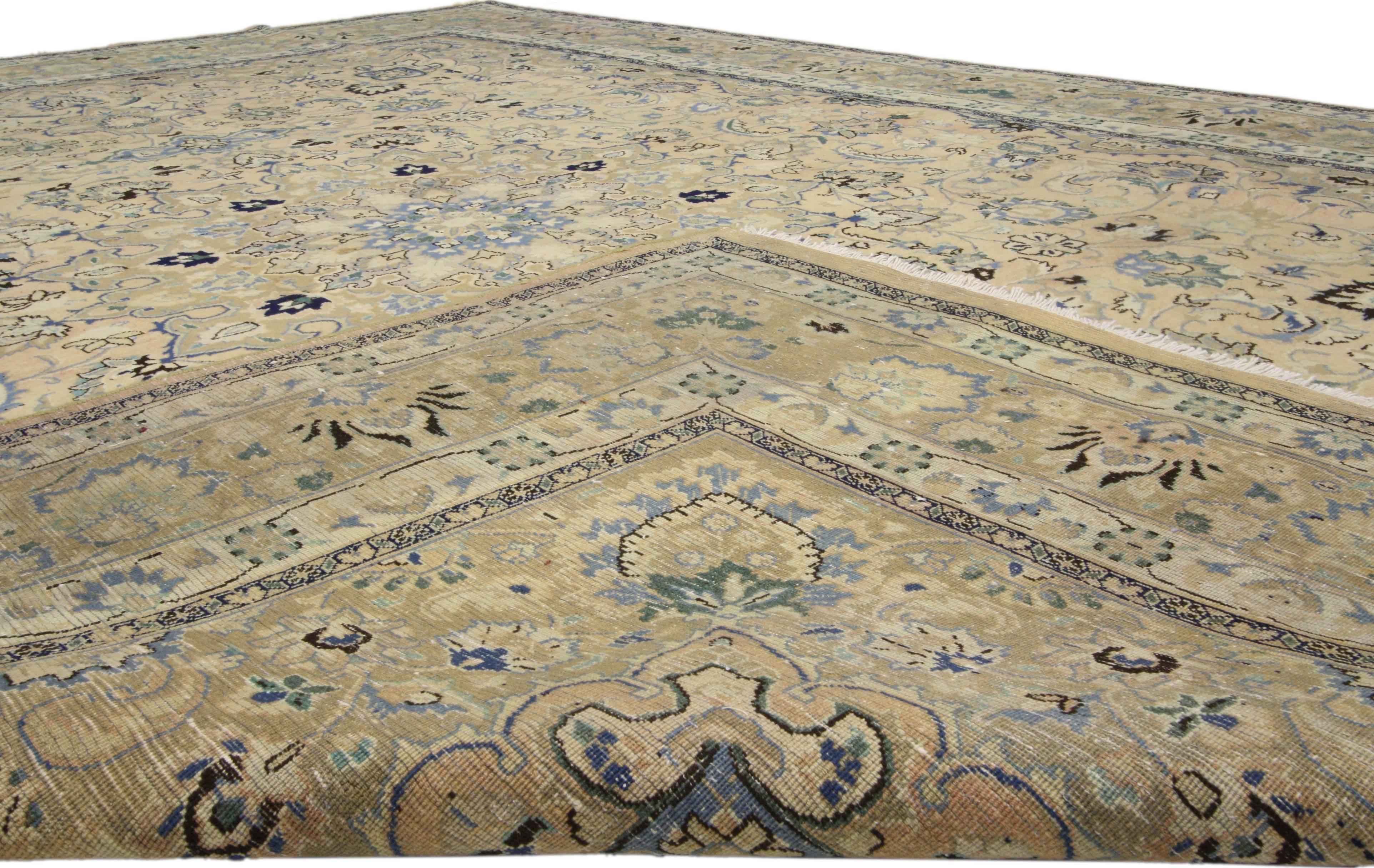 Vintage Persian Khorassan Rug with Traditional Style In Good Condition For Sale In Dallas, TX