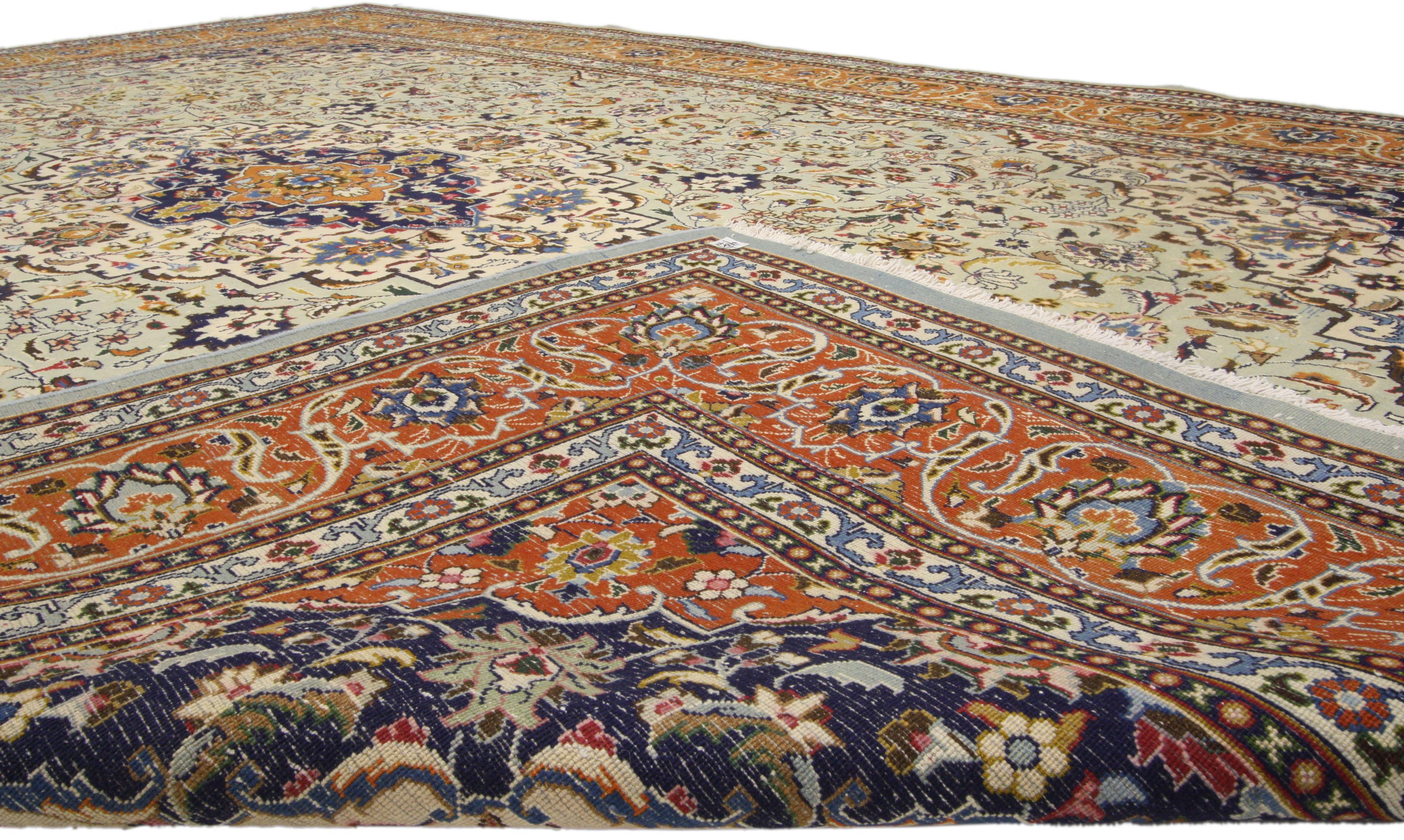 Vintage Persian Khorassan Rug with Traditional Style In Good Condition For Sale In Dallas, TX