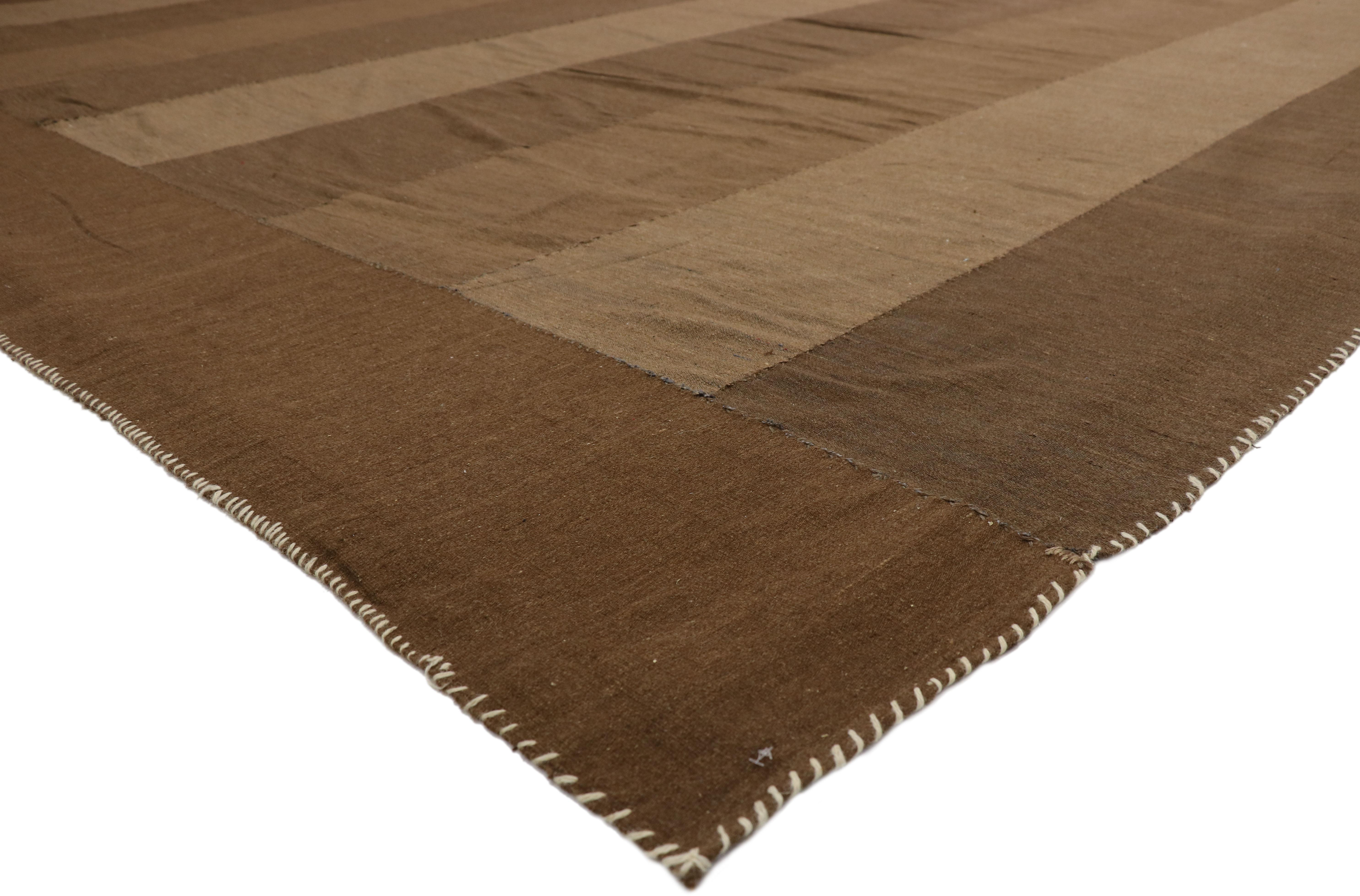 76390, alter persischer Kelim-Teppich im Mid-Century Modern-Stil, Flachgewebe-Teppich. Minimalistische Eleganz und erdfarbene Energie sind in diesem handgewebten persischen Kilim-Teppich aus Wolle im Vintage-Stil eingefangen. Dieser flach gewebte