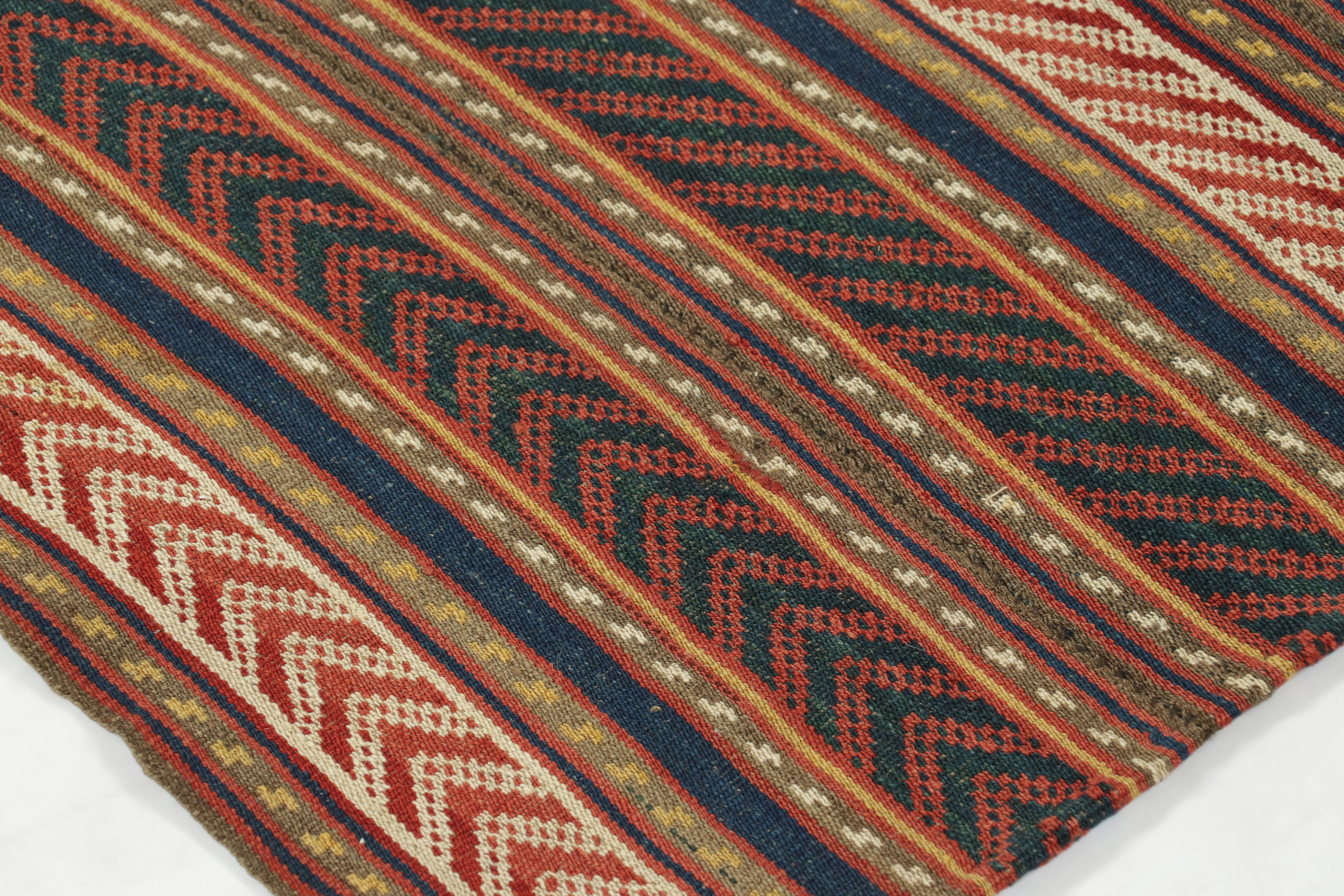 Realizzato con lana tessuta a mano intorno al 1950-1960, questo kilim vintage 6x7 è un'opera particolarmente luminosa e ricercata di una nuova ed entusiasmante selezione della collezione di kilim e trame piatte classiche di Rug & Kilim.

Sul