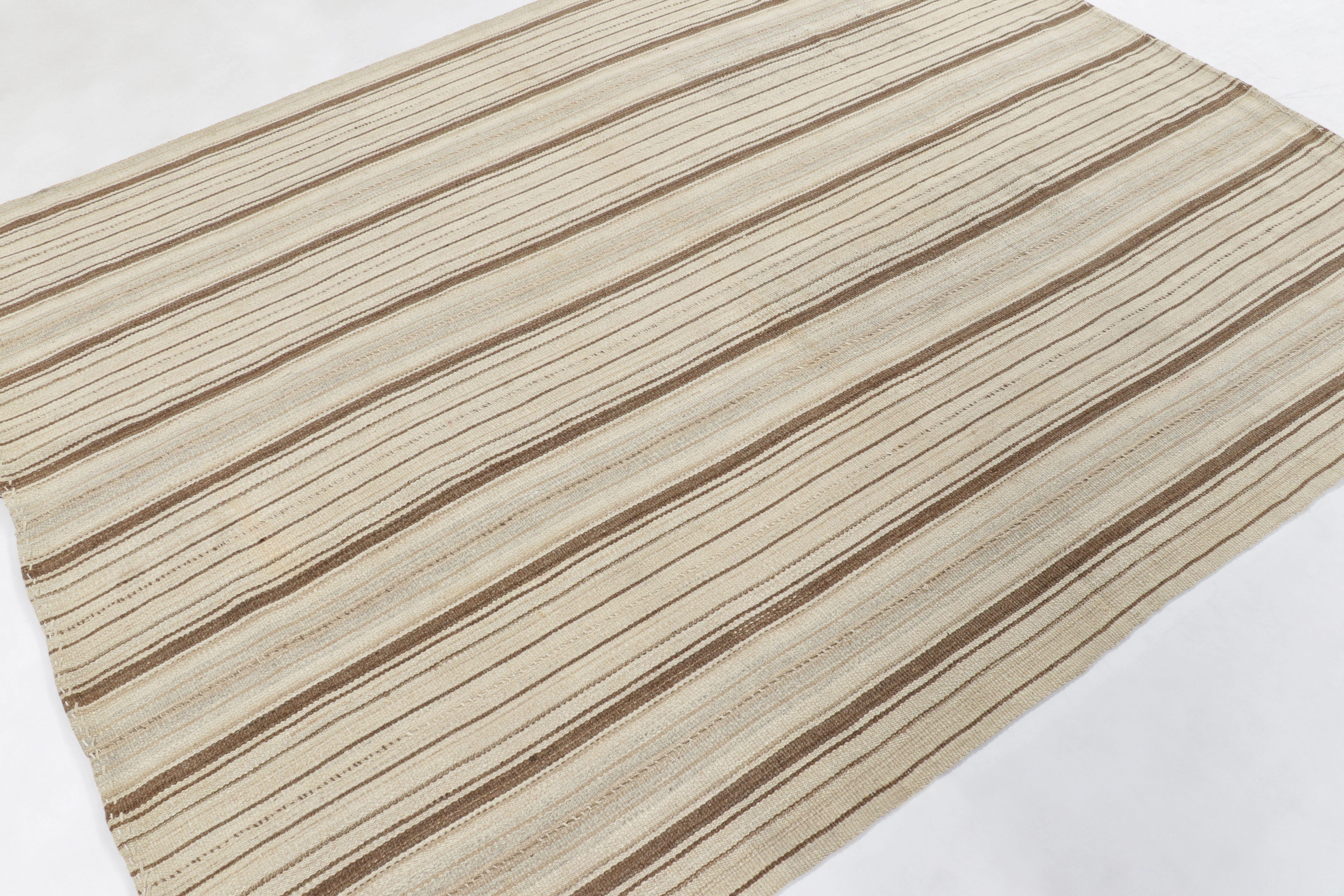 Réalisé en laine tissée à la main vers 1950-1960, ce Kilim vintage 7x8 est une œuvre particulièrement lumineuse et recherchée d'une nouvelle curation passionnante de la collection de kilims et tissages plats classiques de Rug & Kilim.

Sur le Design