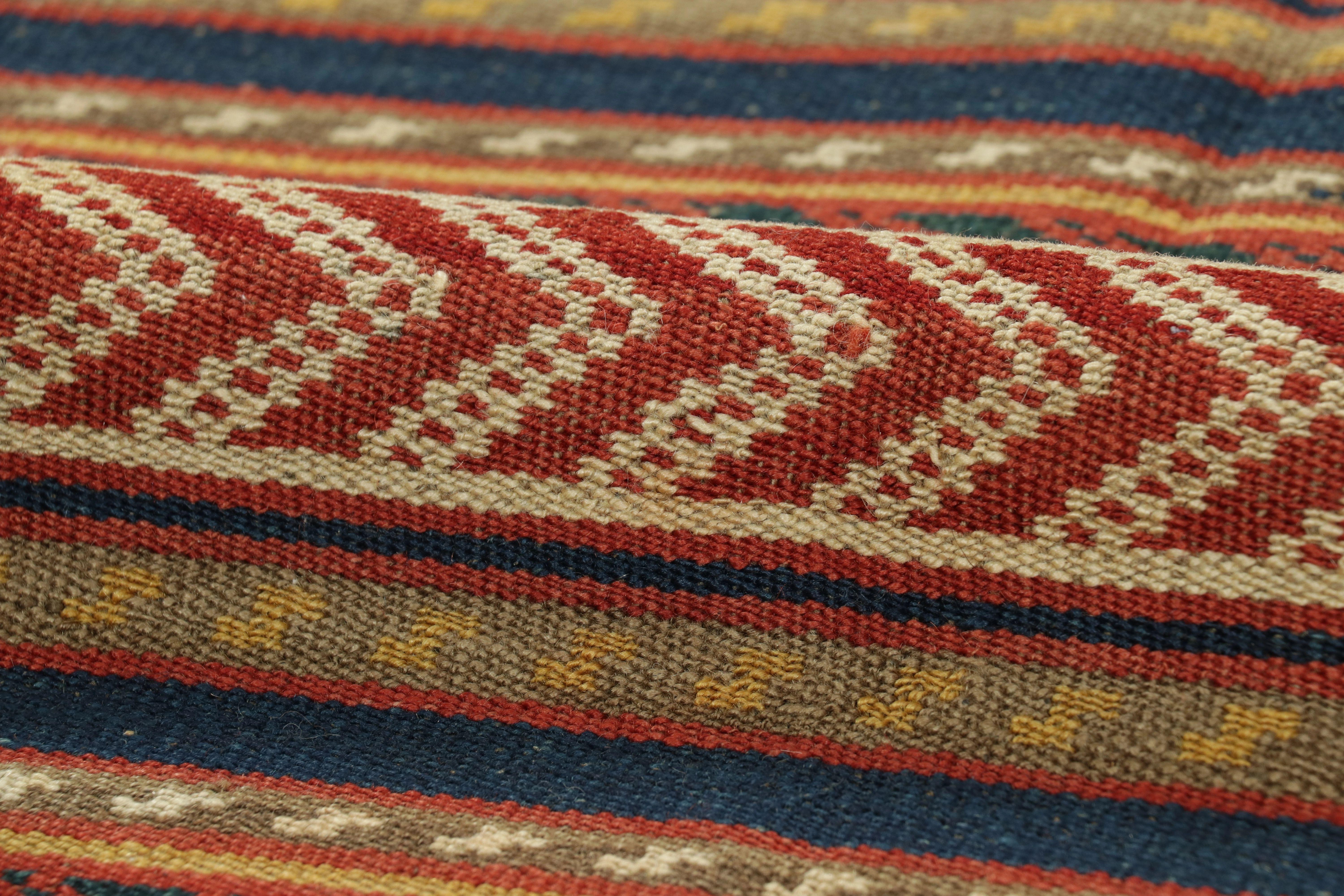 Kilim persiano vintage, marrone con strisce geometriche vivaci - Rug & Kilim In condizioni buone in vendita a Long Island City, NY