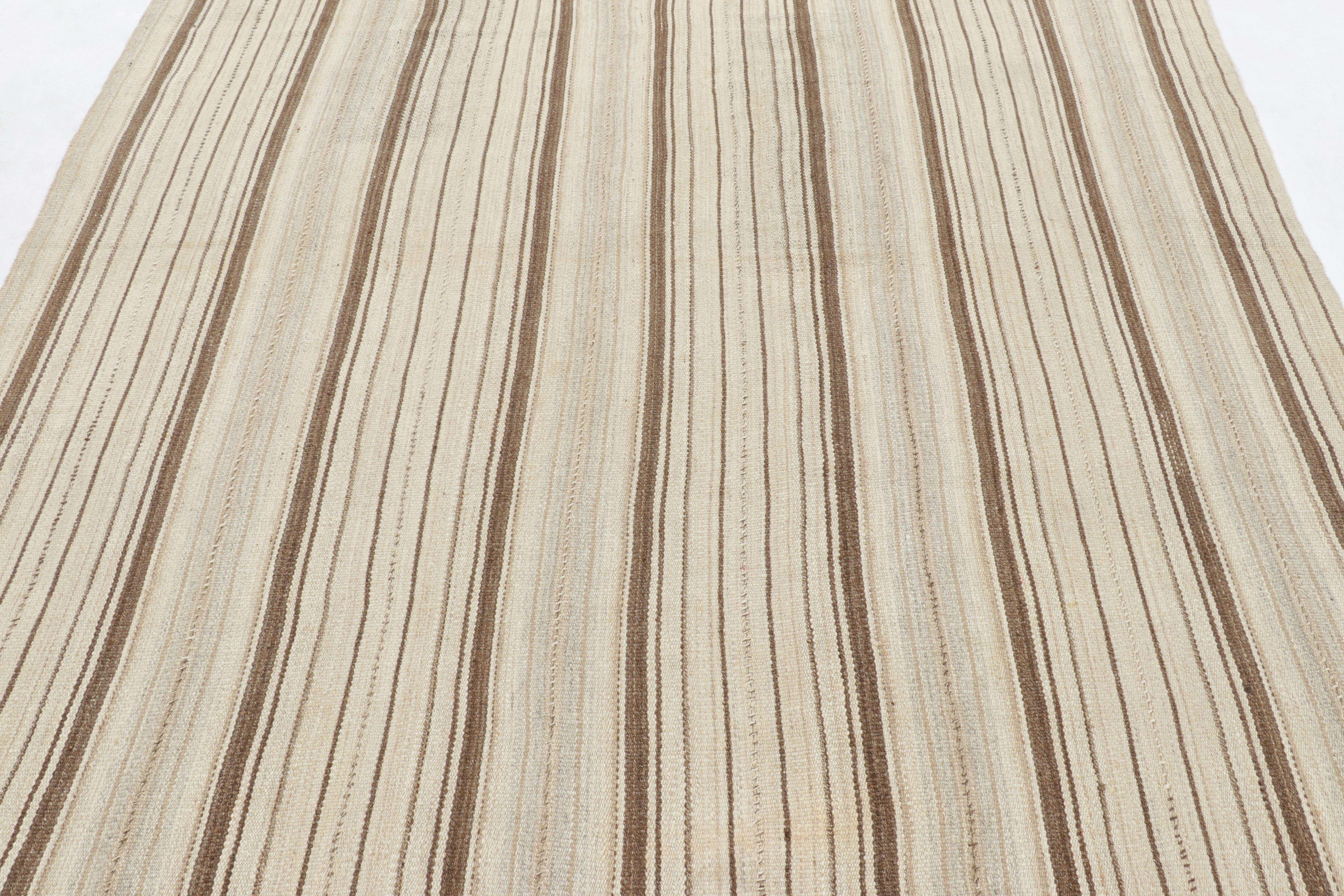 Kilim persan vintage, marron avec rayures géométriques vibrantes - Rug & Kilim Bon état - En vente à Long Island City, NY