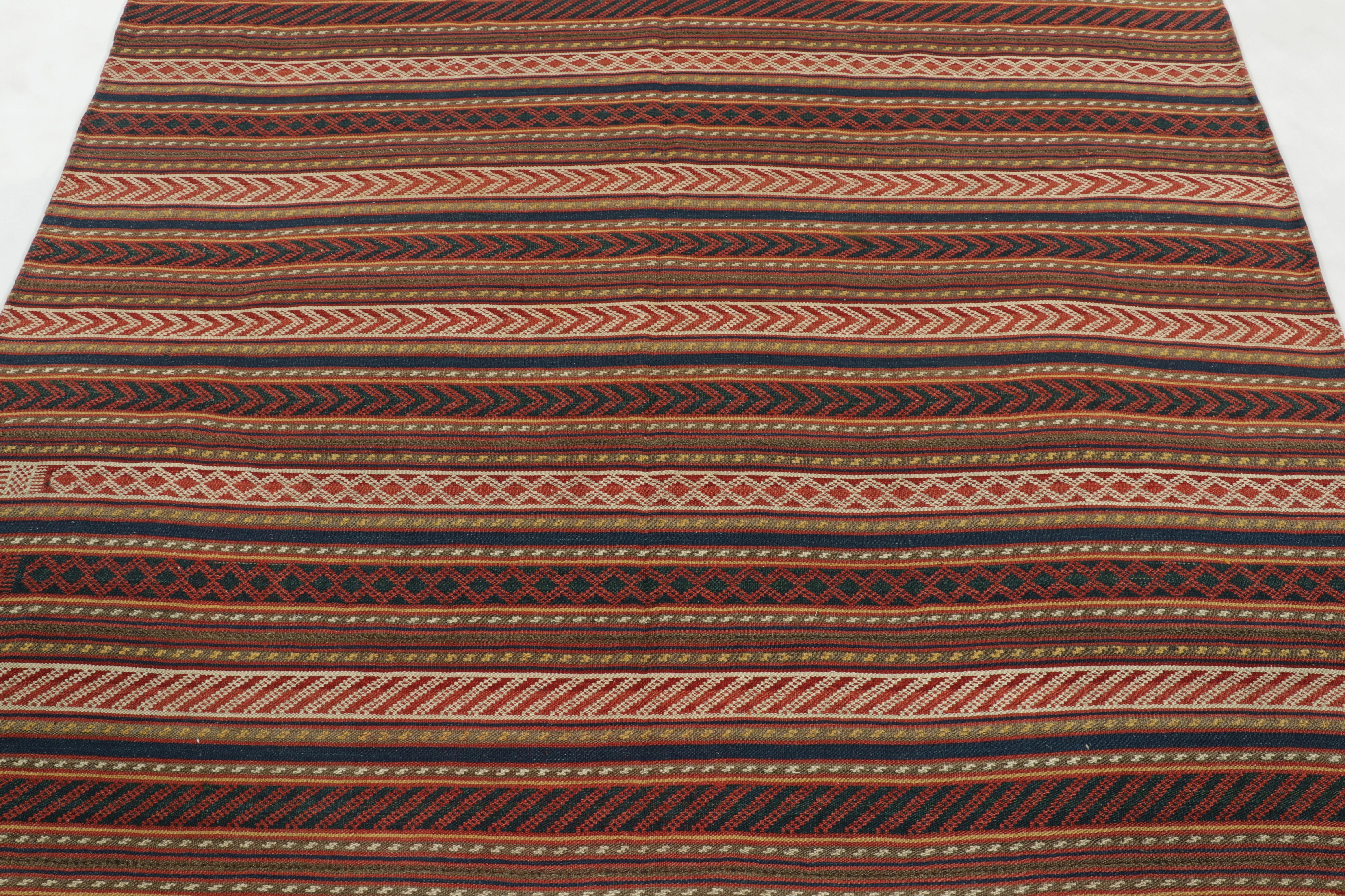 Metà XX secolo Kilim persiano vintage, marrone con strisce geometriche vivaci - Rug & Kilim in vendita