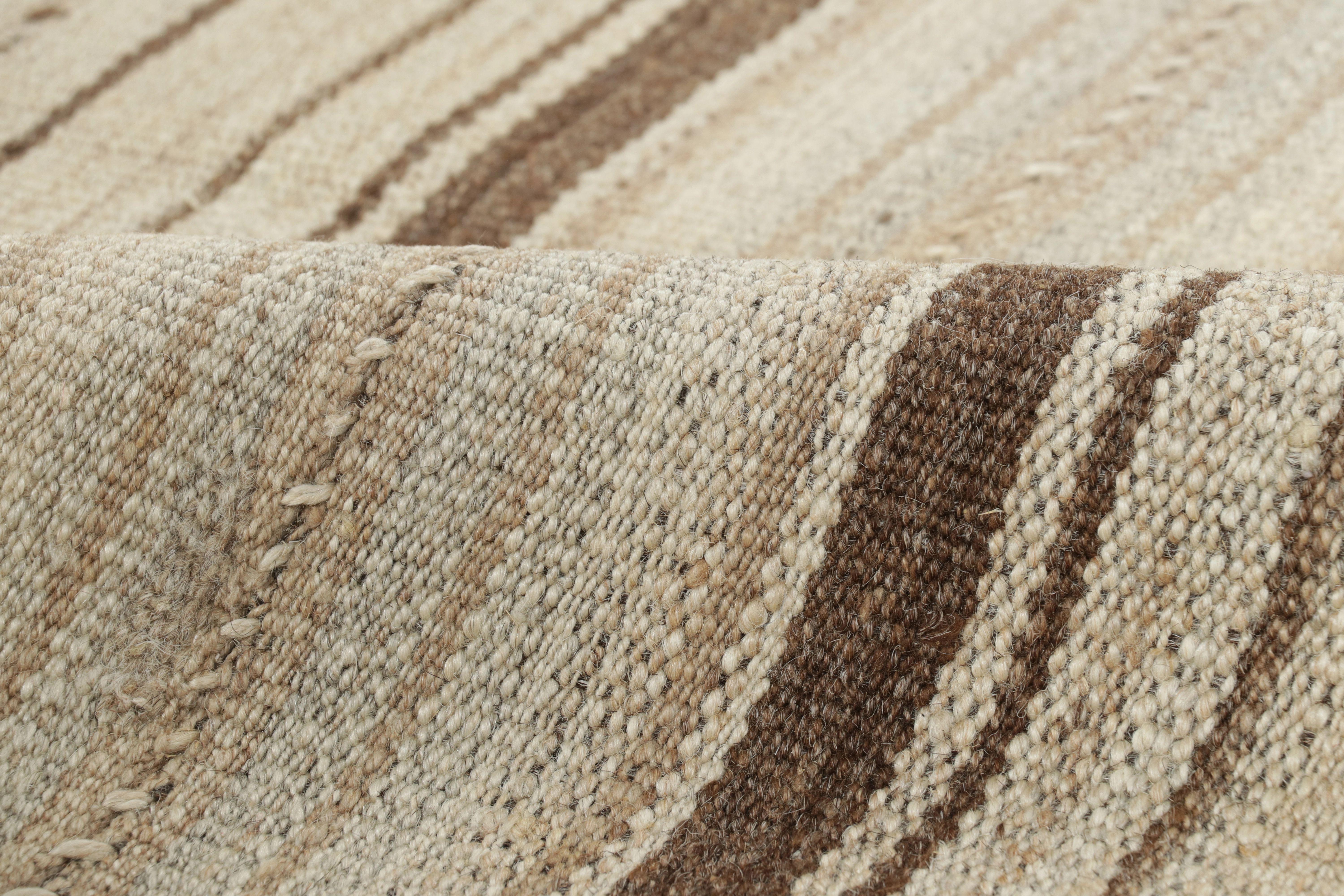 Milieu du XXe siècle Kilim persan vintage, marron avec rayures géométriques vibrantes - Rug & Kilim en vente