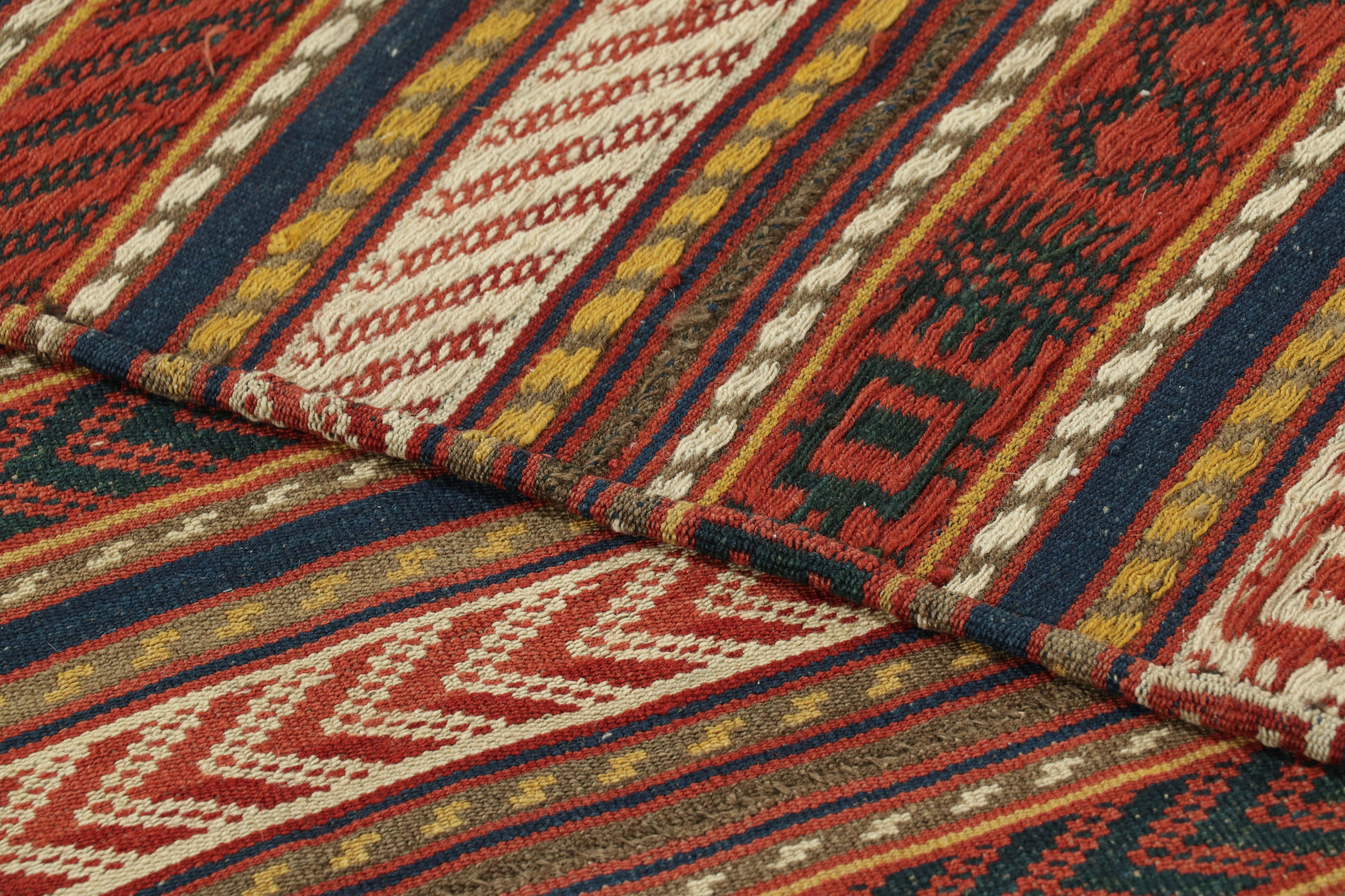 Lana Kilim persiano vintage, marrone con strisce geometriche vivaci - Rug & Kilim in vendita