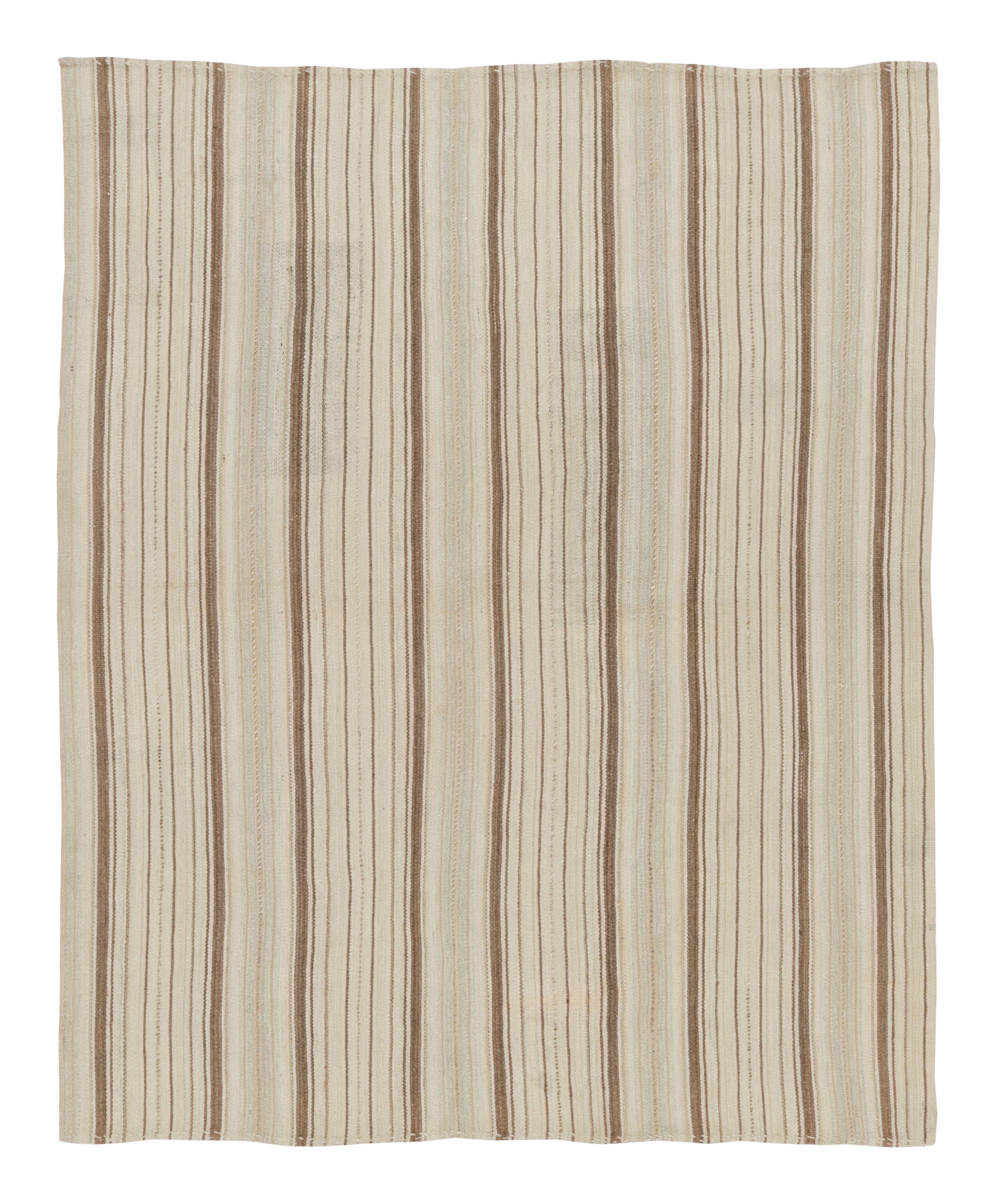 Persischer Vintage-Kilim, braun mit lebhaften geometrischen Streifen - Rug 
Kilim