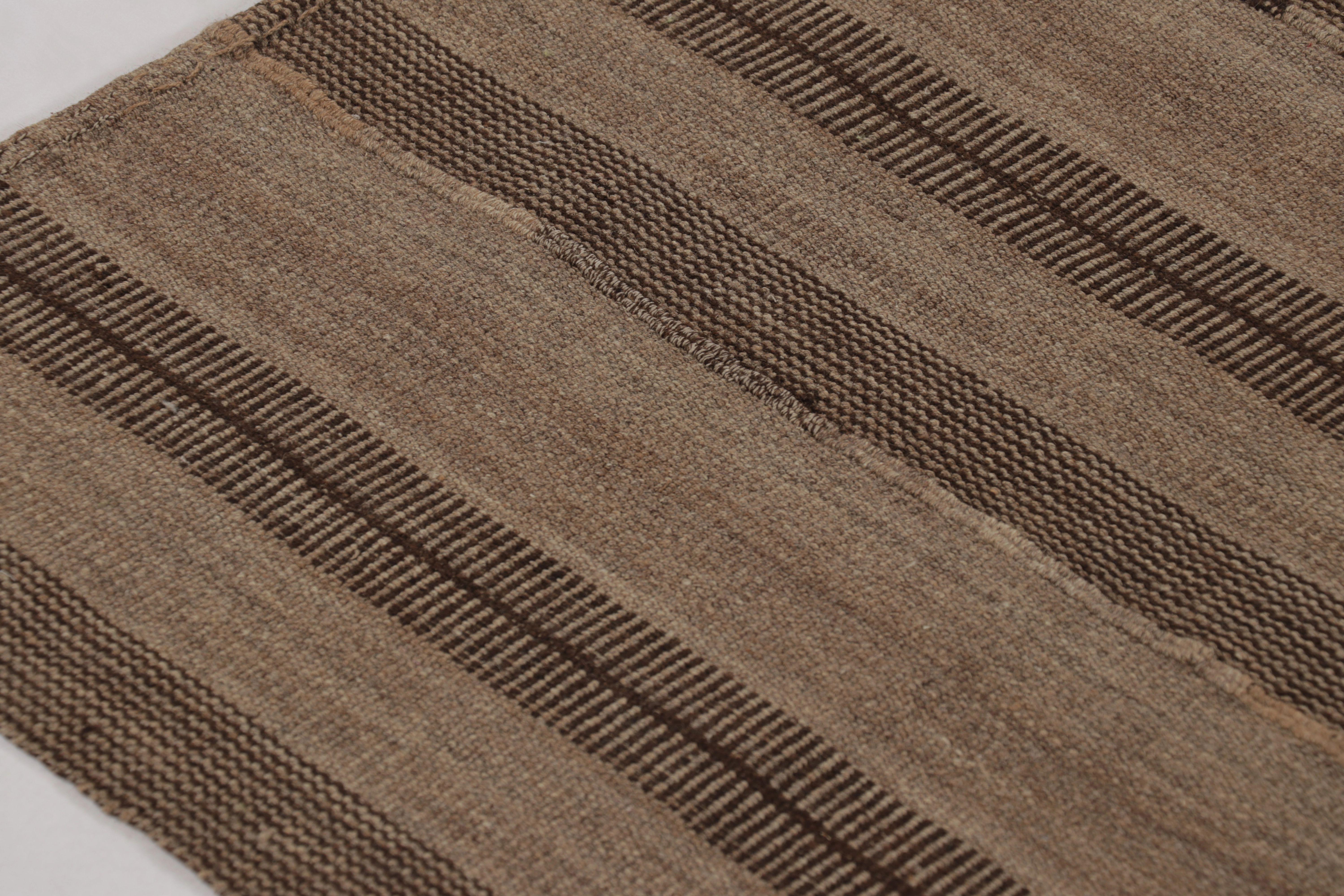 Realizzato con lana tessuta a mano intorno al 1950-1960, questo kilim vintage a trama piatta 5x10 è un'opera particolarmente testurizzata e ricercata di una nuova ed entusiasmante selezione della collezione di kilim e trame piatte classiche di Rug &