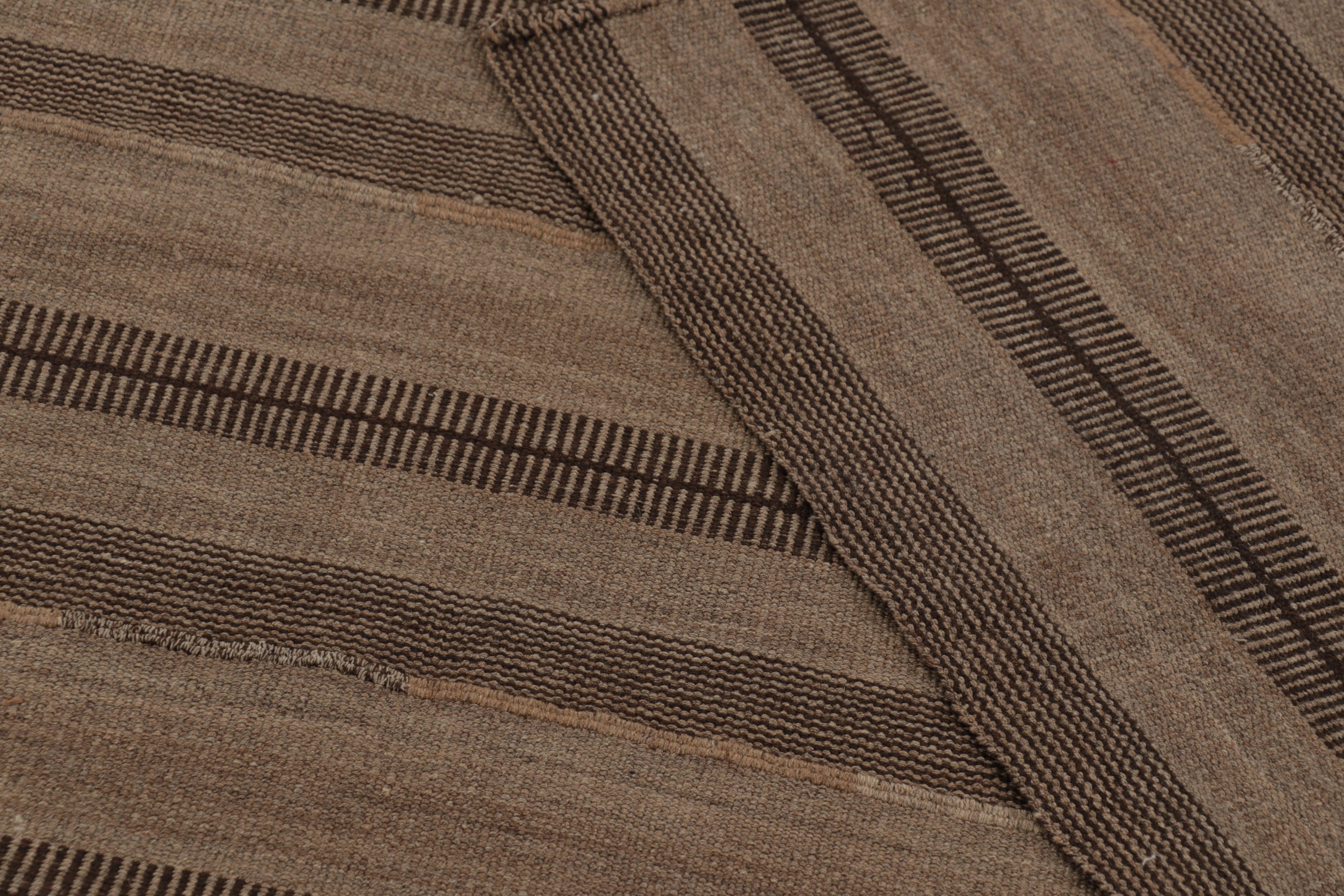 Vintage Persian Kilim, Earth-Toned Monochromatic Vertical Stripes in vendita 1