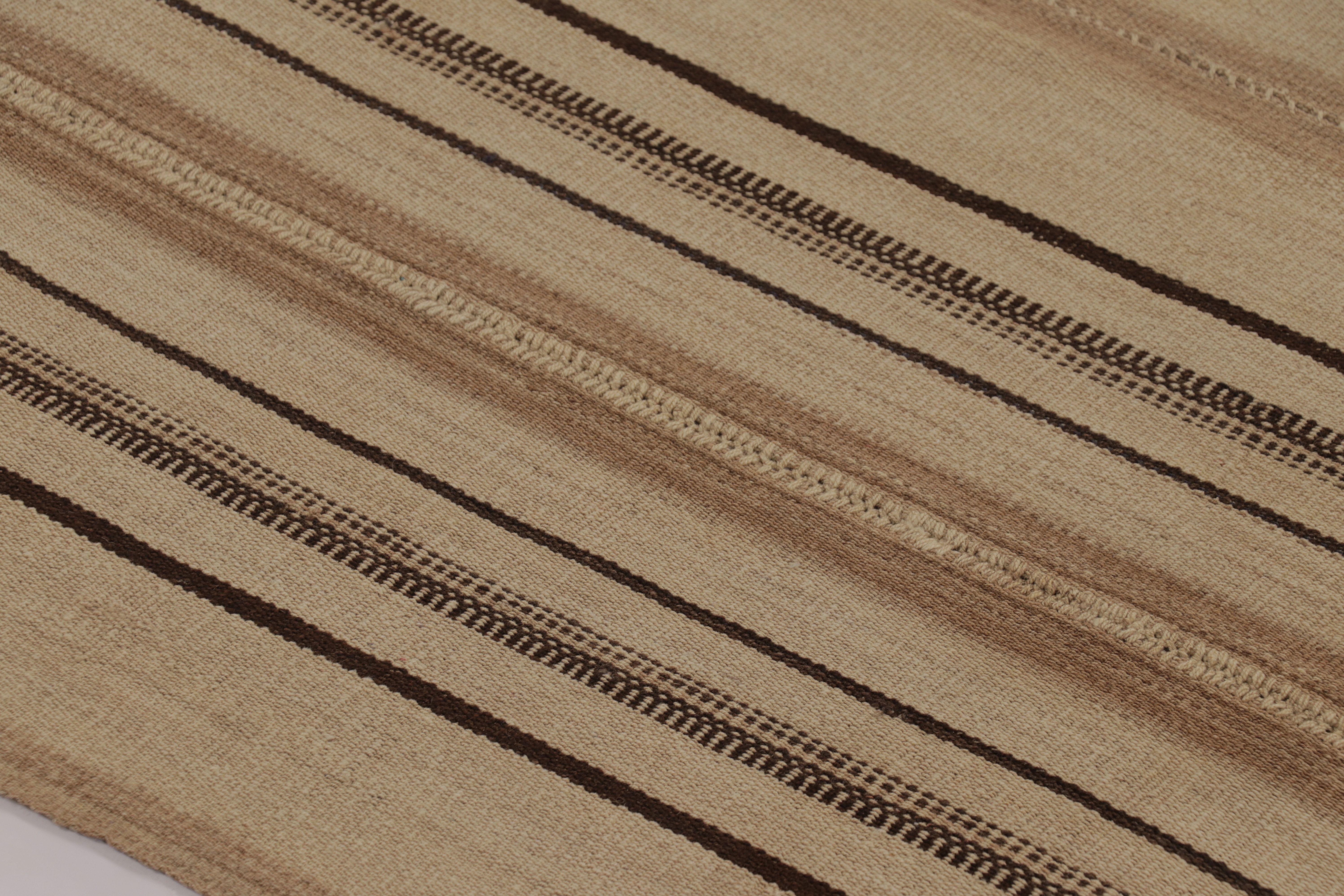 Fabricado con lana tejida a mano hacia 1950-1960, este kilim vintage de tejido plano de 7x11 es una obra especialmente amplia y codiciada de una nueva y emocionante selección de la colección de kilims y tejidos planos clásicos de Rug & Kilim.

Sobre