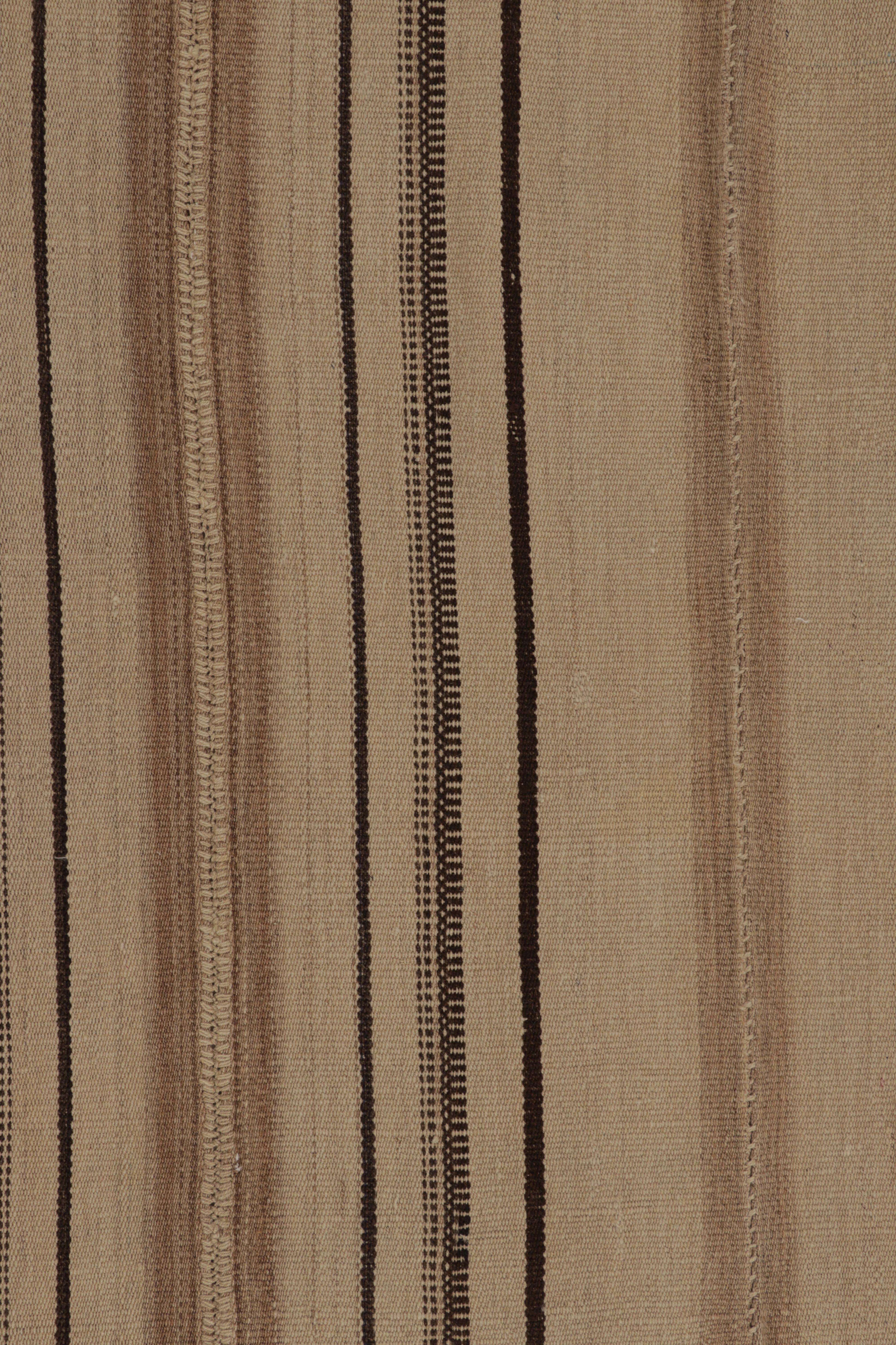 Vintage Persian Kilim, Elegant Vertical Stripes in Neutral Beige - Rug & Kilim en Bueno estado para la venta en Long Island City, NY