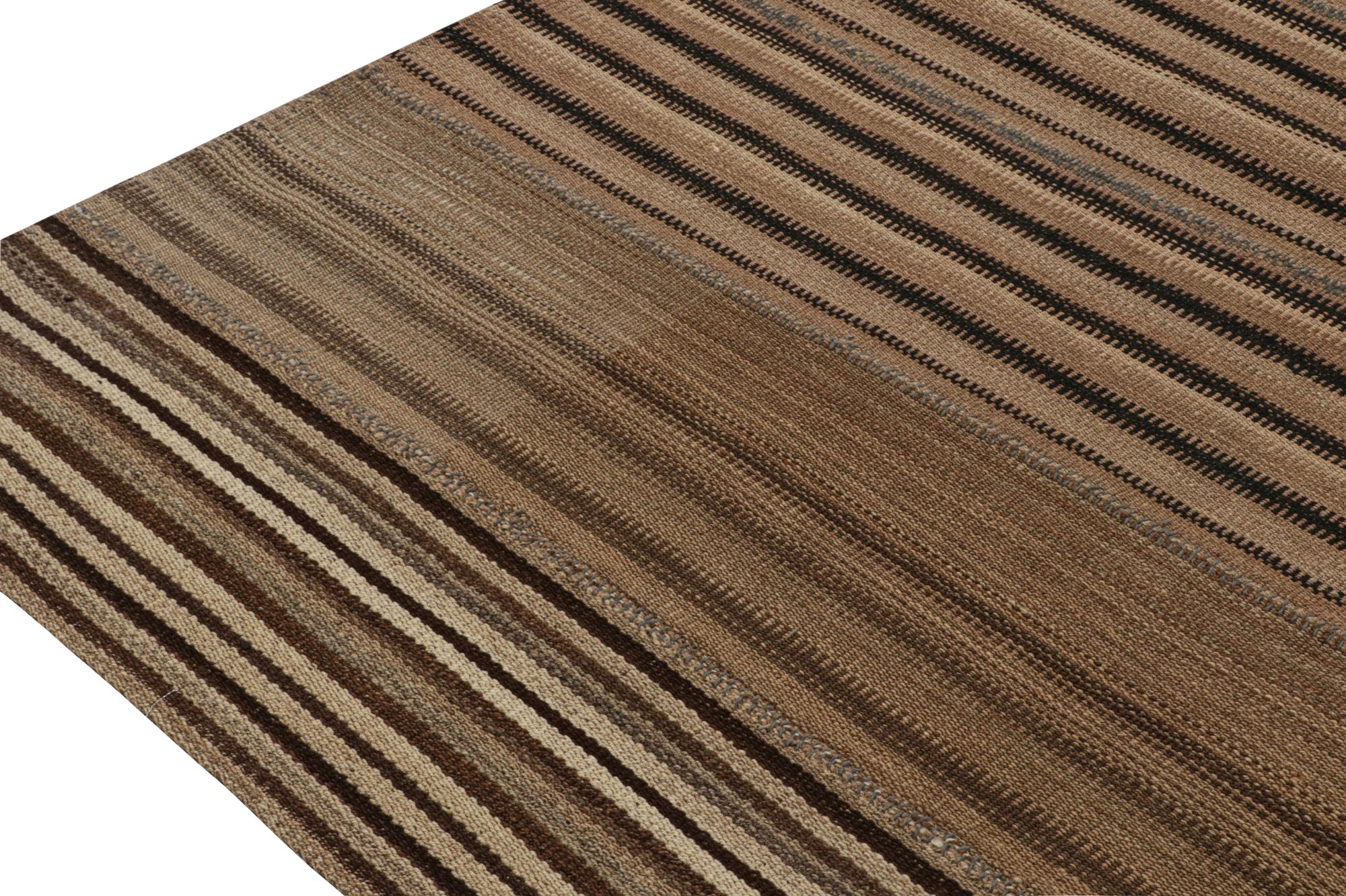 Noué à la main Tapis Kilim persan vintage à rayures beiges et brunes dans le style des panneaux par Kilim en vente