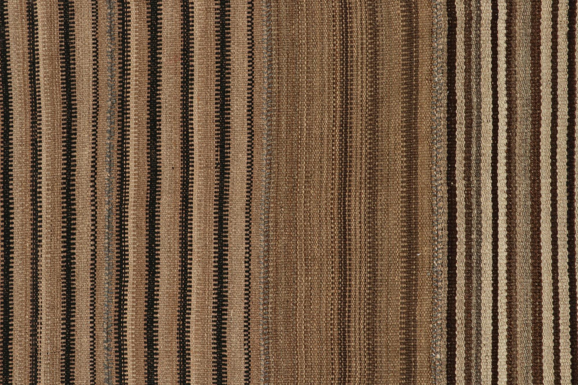Tapis Kilim persan vintage à rayures beiges et brunes dans le style des panneaux par Kilim Bon état - En vente à Long Island City, NY
