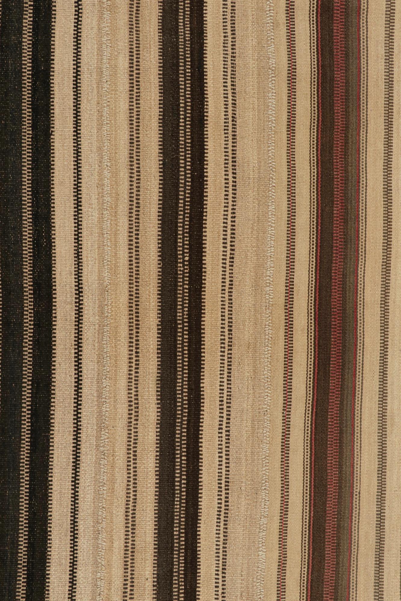 Persischer Kelim in Beige mit braunen Streifen im Paneelstil von Teppich & Kilim (Mitte des 20. Jahrhunderts)