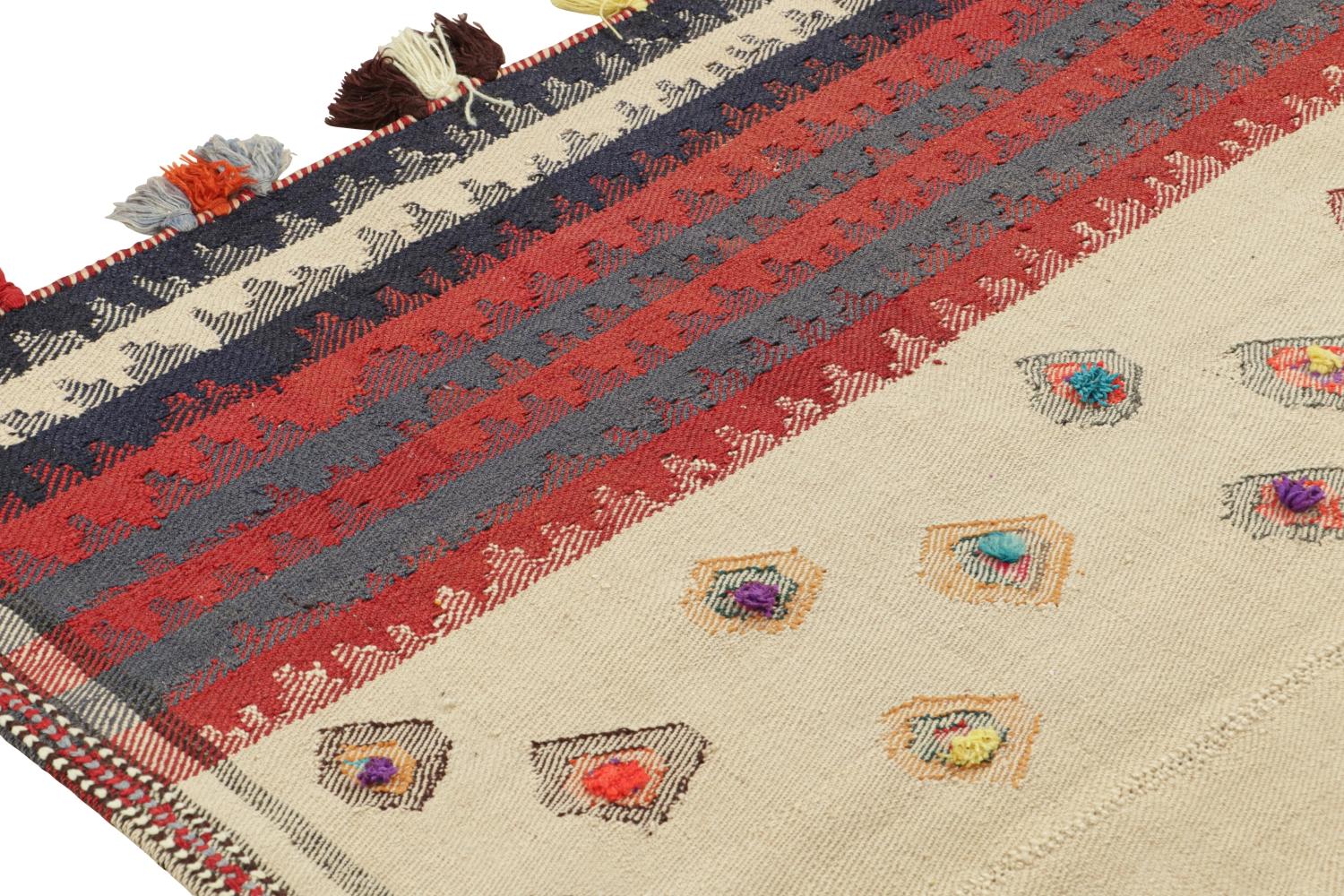 Persischer Kelim in Beige mit mehrfarbigen Streifen und Motiven von Teppich & Kilim (Stammeskunst) im Angebot