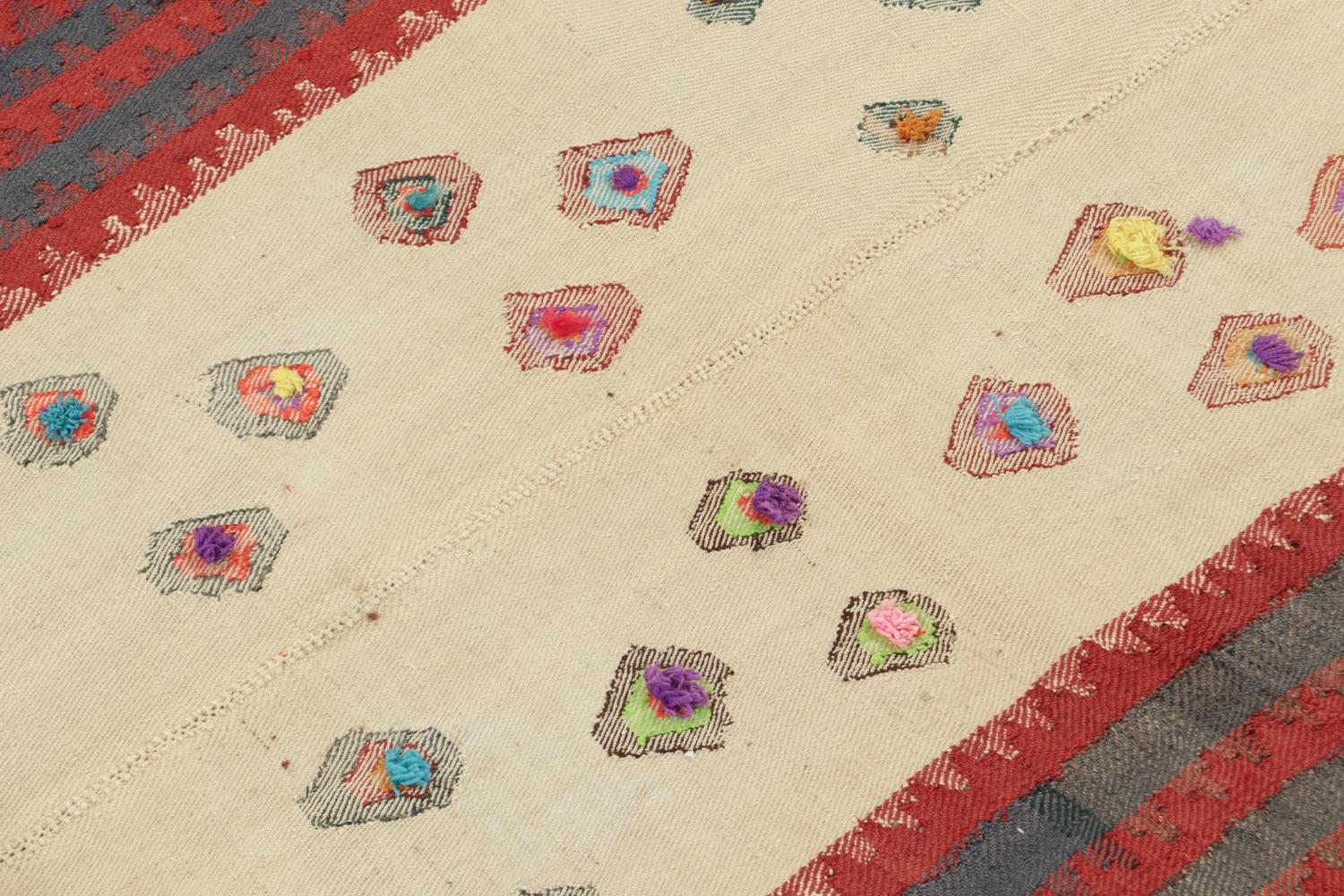 Persischer Kelim in Beige mit mehrfarbigen Streifen und Motiven von Teppich & Kilim (Mitte des 20. Jahrhunderts) im Angebot