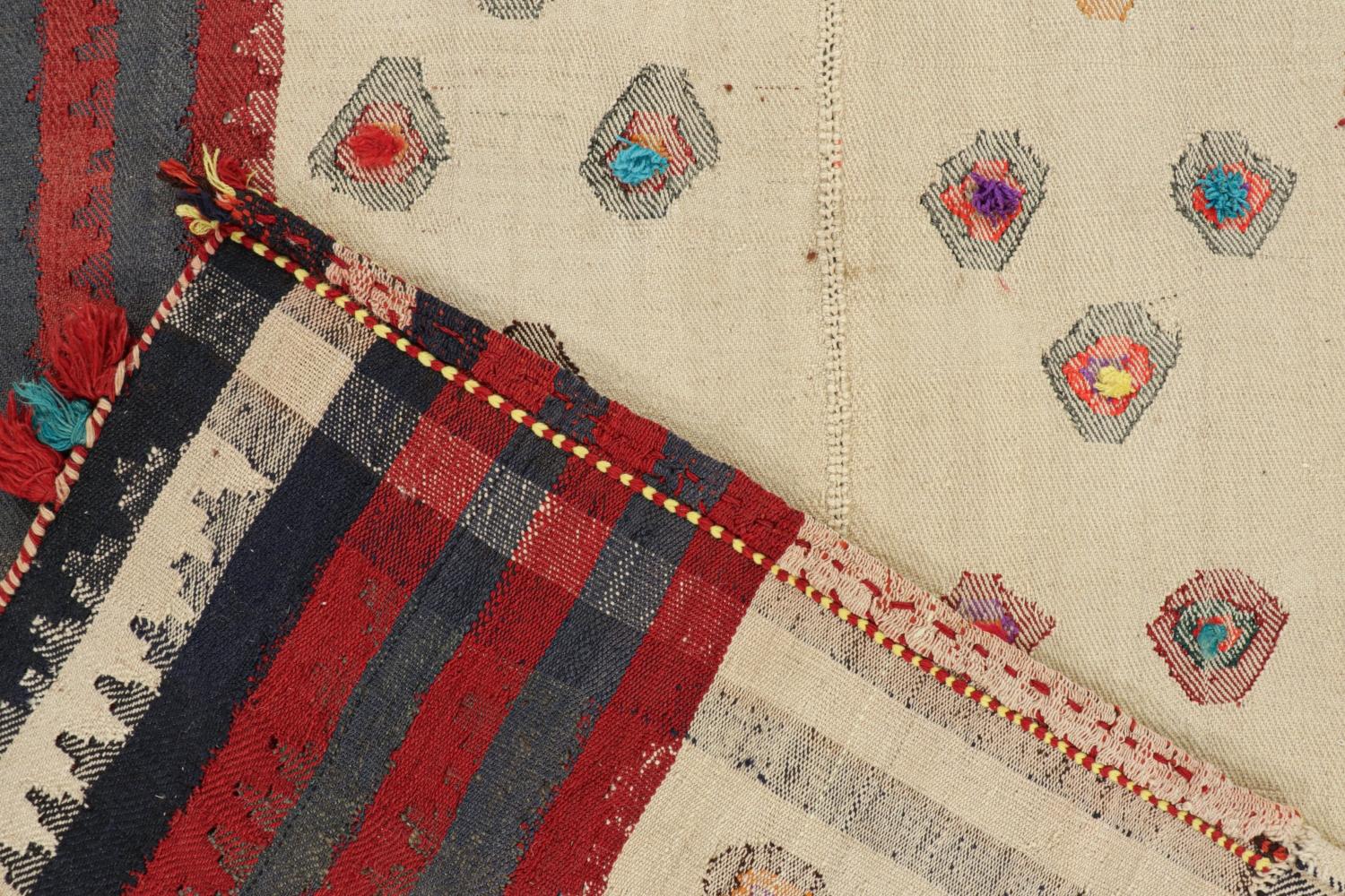 Persischer Kelim in Beige mit mehrfarbigen Streifen und Motiven von Teppich & Kilim (Wolle) im Angebot