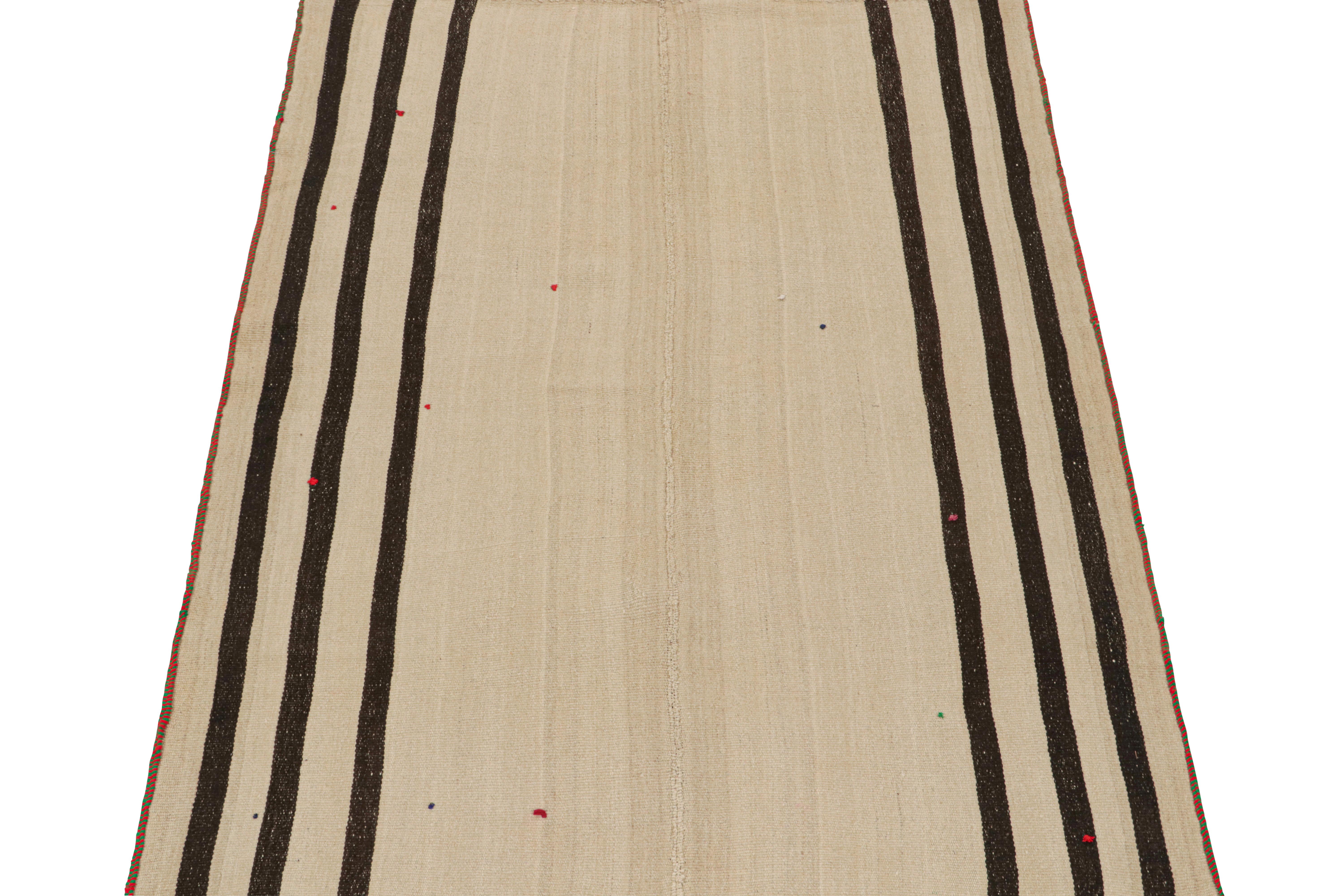 Ce Rug & Kilim Persan vintage de 5x8 est un tapis tribal du milieu du siècle, tissé à la main en laine vers 1950-1960. 

Son dessin représente très probablement un Kilim de style Jajim, une technique de tissage à plat dans laquelle plusieurs pièces
