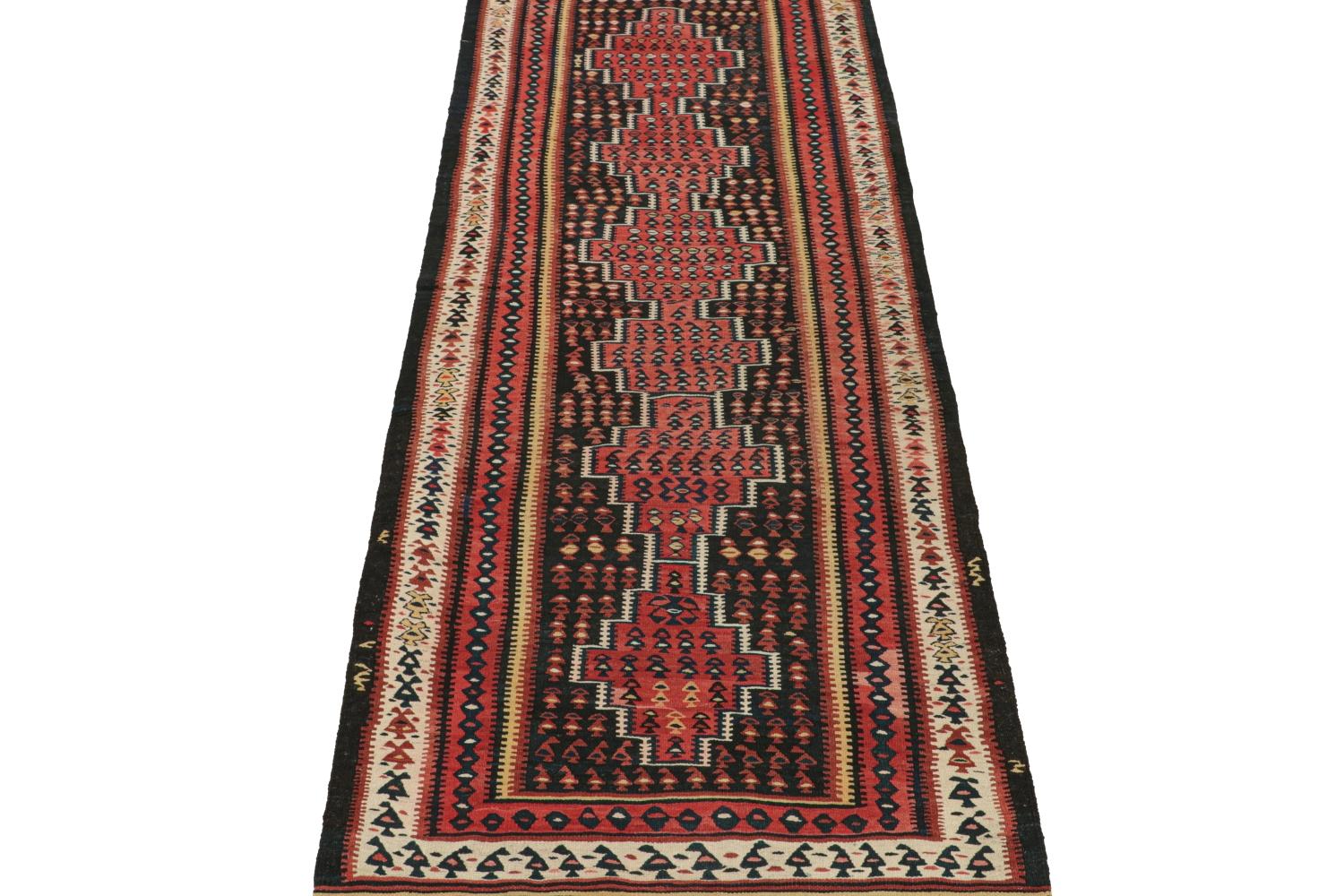 Persischer Kelim in Schwarz und Rot mit geometrischen Mustern im Vintage-Stil (Handgeknüpft) im Angebot