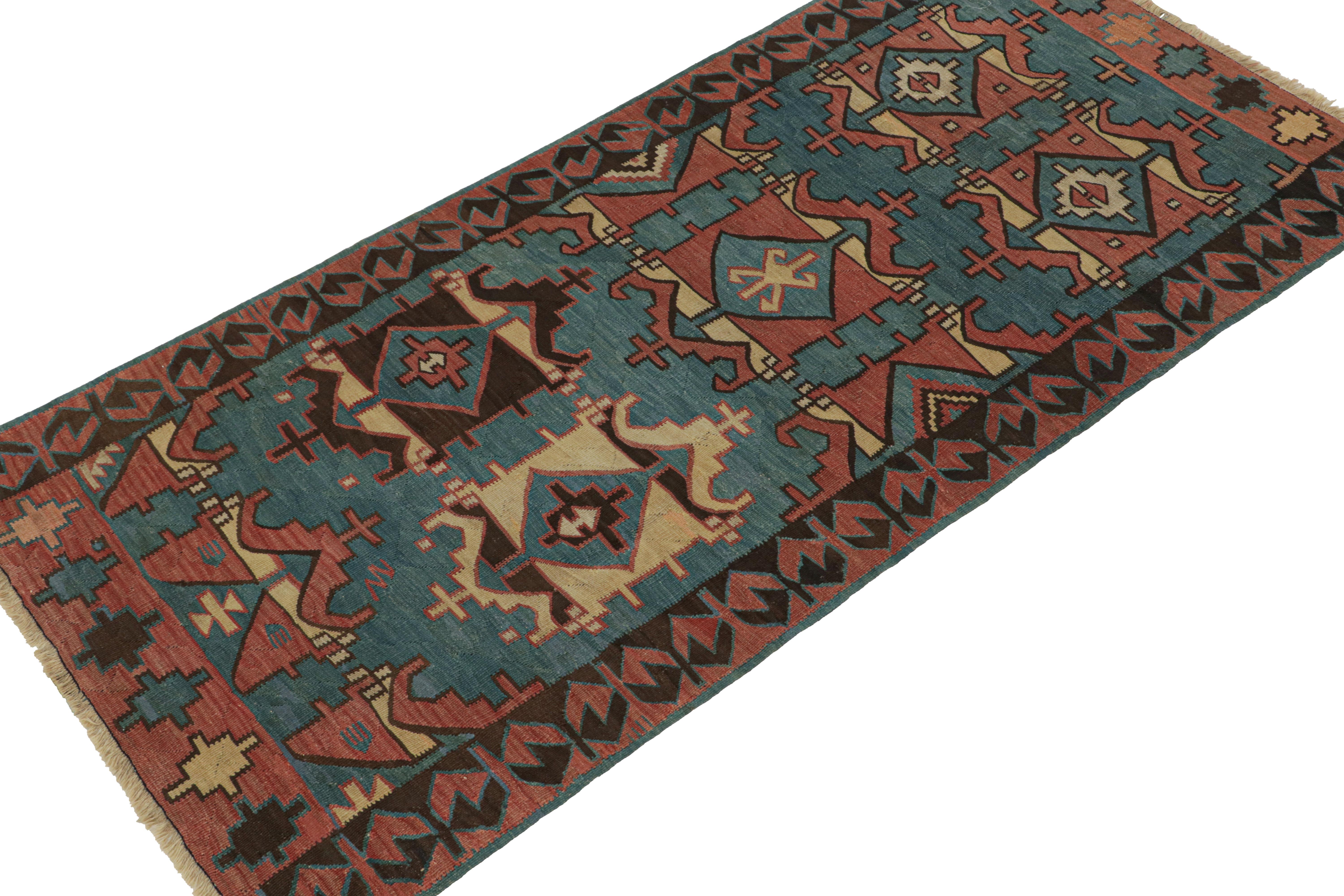 Perse Tapis Kilim persan vintage à motifs tribaux bleus et rouges par Kilim