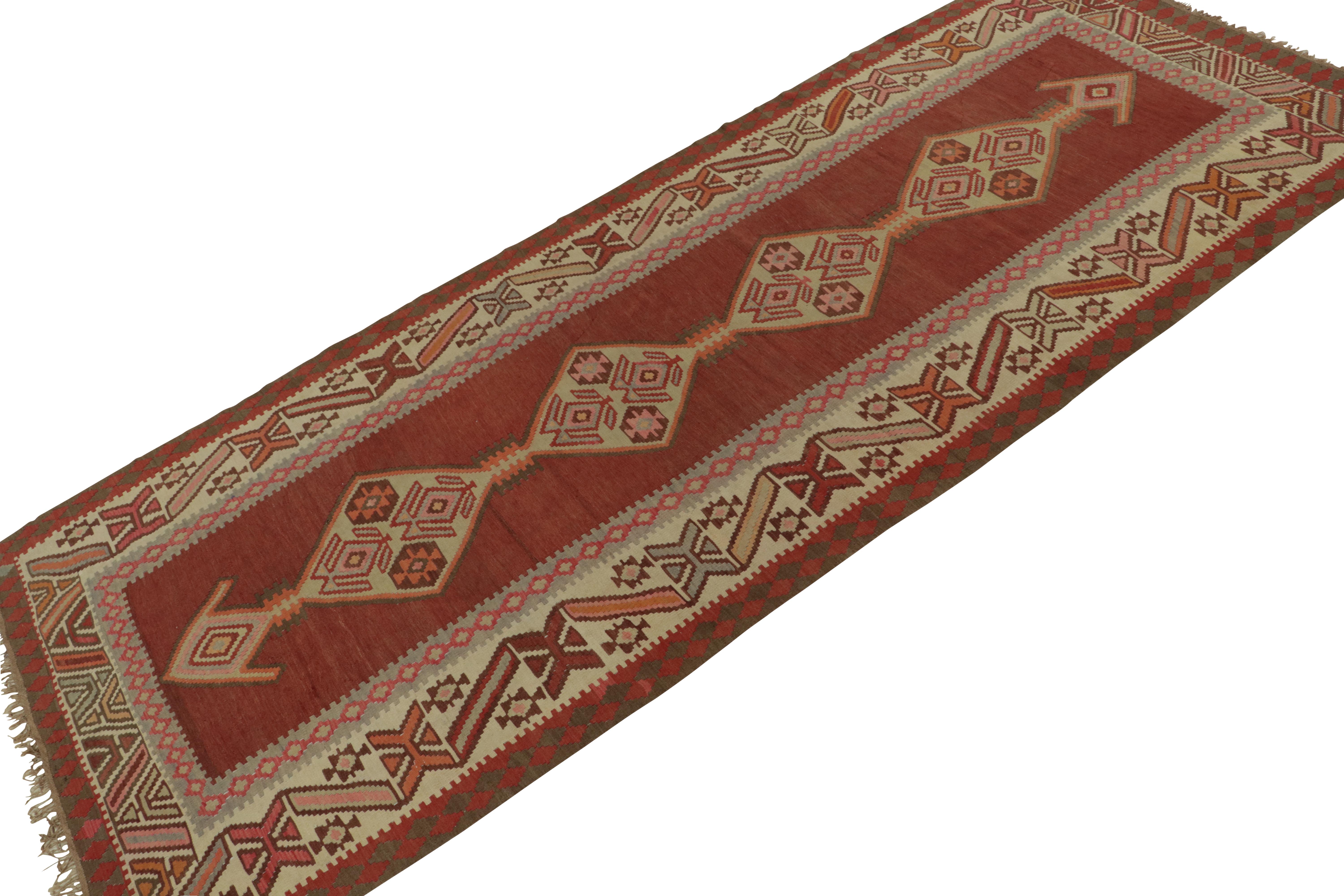Tribale Kilim persiano vintage in rosso mattone con medaglioni policromi di Rug & Kilim in vendita