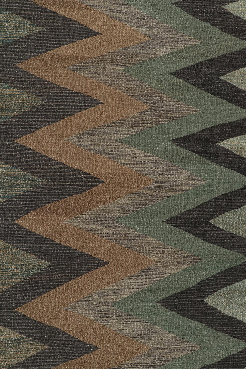 Tribale Kilim persiano vintage con motivo Chevron marrone e verde acqua di Rug & Kilim in vendita
