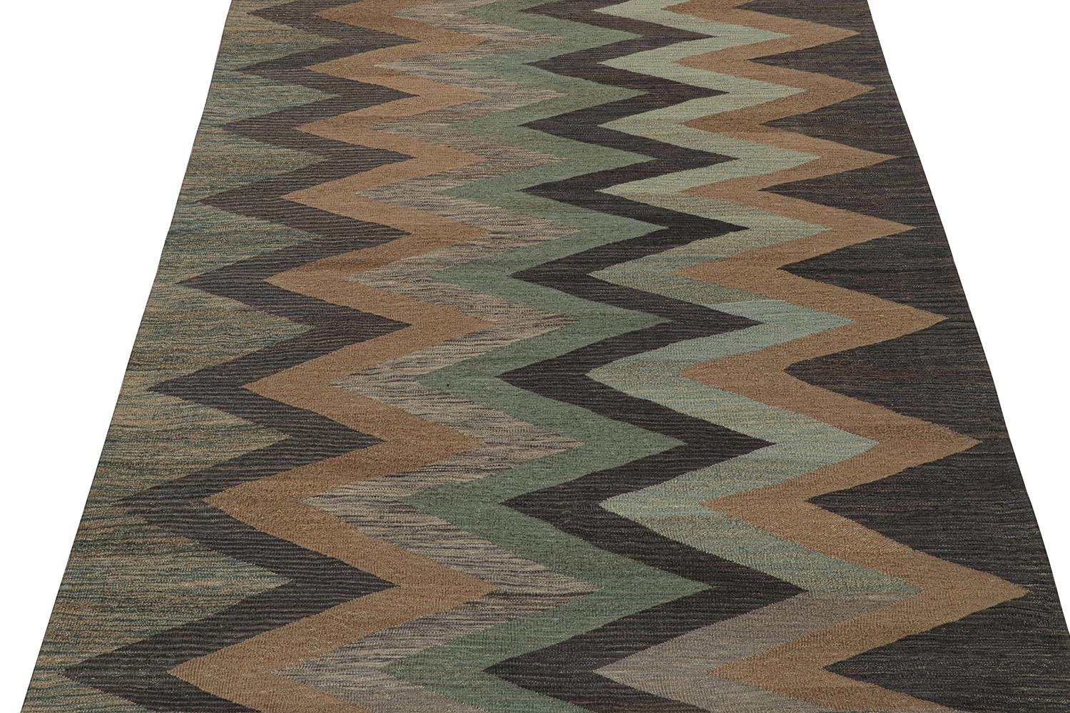 Annodato a mano Kilim persiano vintage con motivo Chevron marrone e verde acqua di Rug & Kilim in vendita