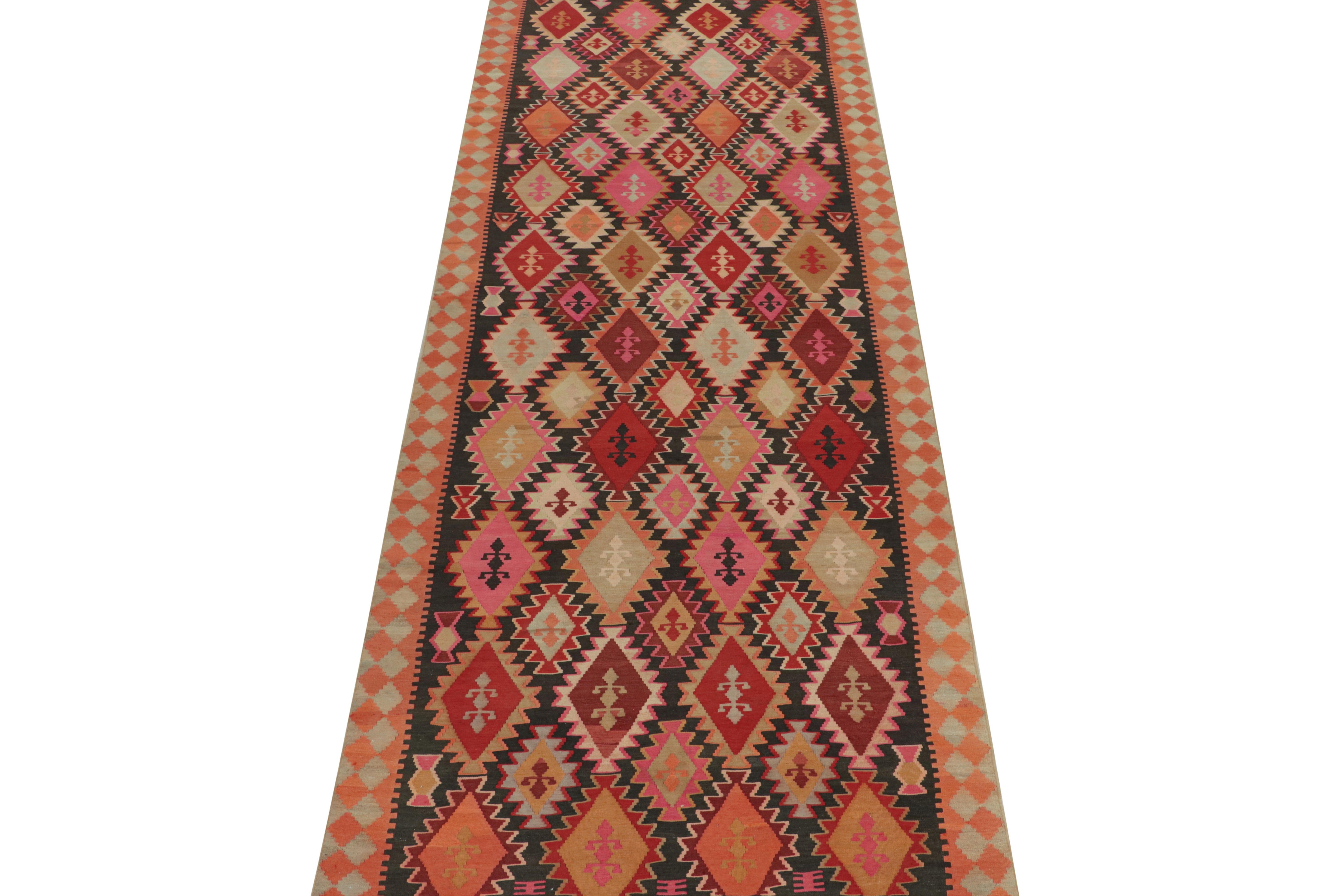 Ce Rug & Kilim persan vintage de 5x14 est un tapis tribal provenant de Meshkin, un petit village du nord-ouest connu pour ses fabuleuses œuvres. Tissé à la main en laine, il date des années 1950-1960.

Plus loin dans le Design :

Ce design audacieux